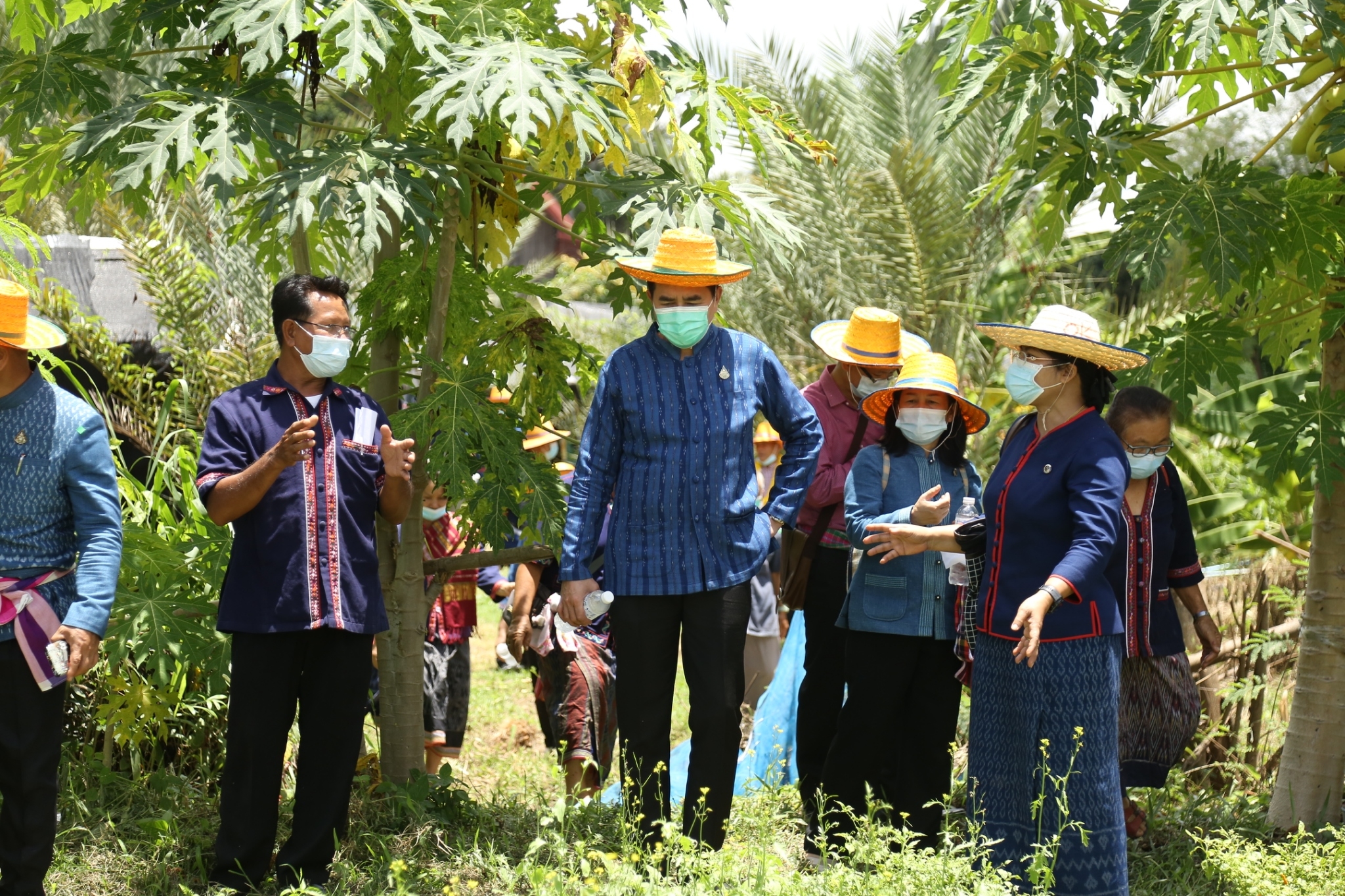 รองผู้ว่าฯ ใส่ผ้าไทยไปคัดสรรหมู่บ้านเศรษฐกิจพอเพียง “อยู่เย็น เป็นสุข”