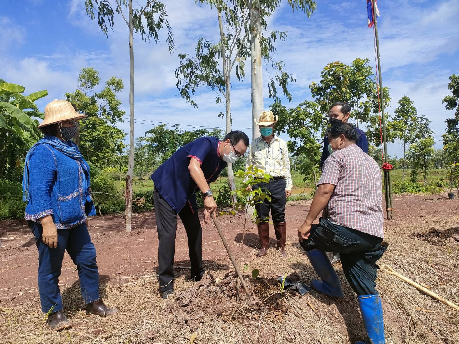 พช.โพนนาแก้ว เอามื้อสามัคคี วิถีการเรียนรู้ สู่ความพอเพียง รูปแบบ “โคก หนอง นา โมเดล”