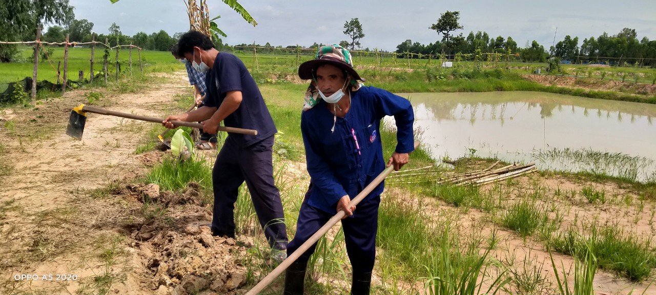 นายกเทศมนตรีตำบลไฮหย่อง ร่วมเอามื้อสามัคคี “โคก หนอง นา พช.”