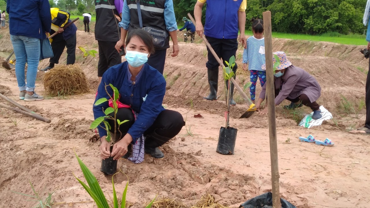 พช.พังโคน เอามื้อสามัคคี ตามหลักทฤษฎีใหม่ “โคก หนอง นา โมเดล”