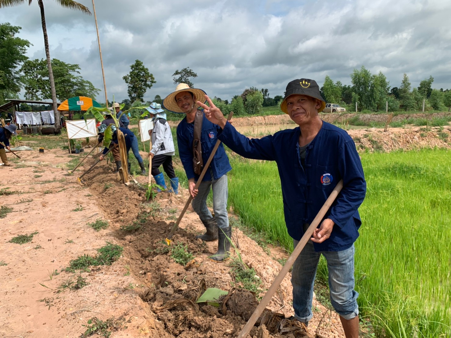พช.+นพต.พังโคน เอามื้อสามัคคี วิถีชาว “โคก หนอง นา พช.”