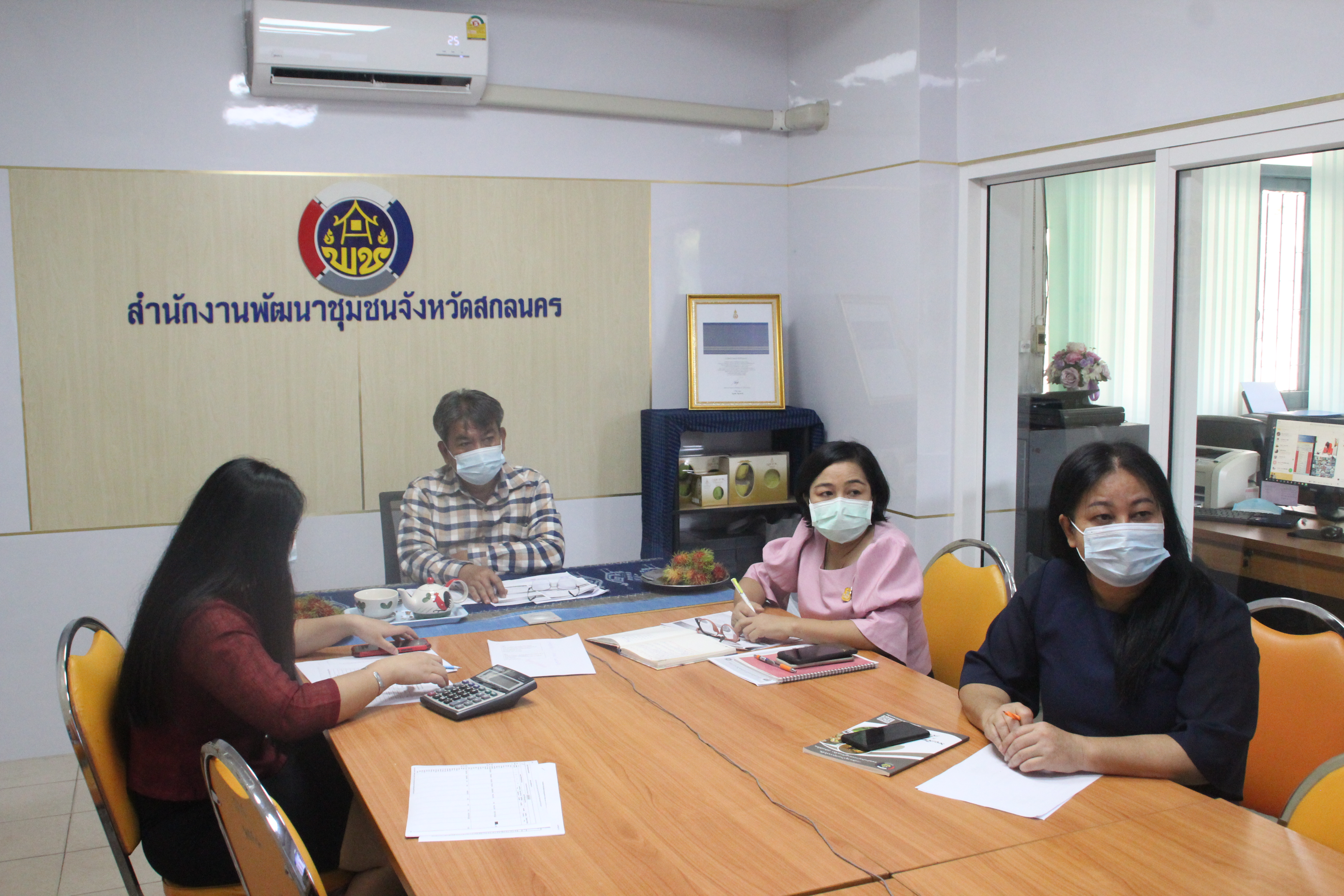 พช.สกลนคร ร่วมประชุมติดตามเร่งรัดการใช้จ่ายงบประมาณ ประจำปีงบประมาณ พ.ศ. 2564 ผ่านระบบวีดิทัศน์ทางไกล (Video Conference)