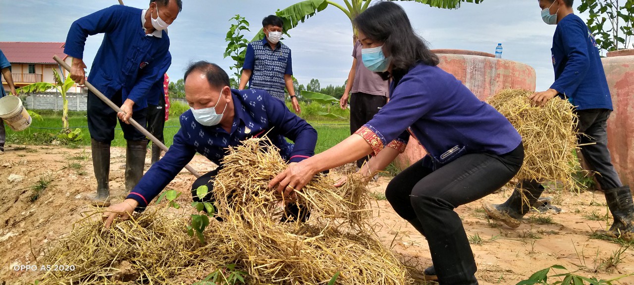 พจ.สกลนคร เอามื้อสามัคคี “โคก หนอง นา พช.”
