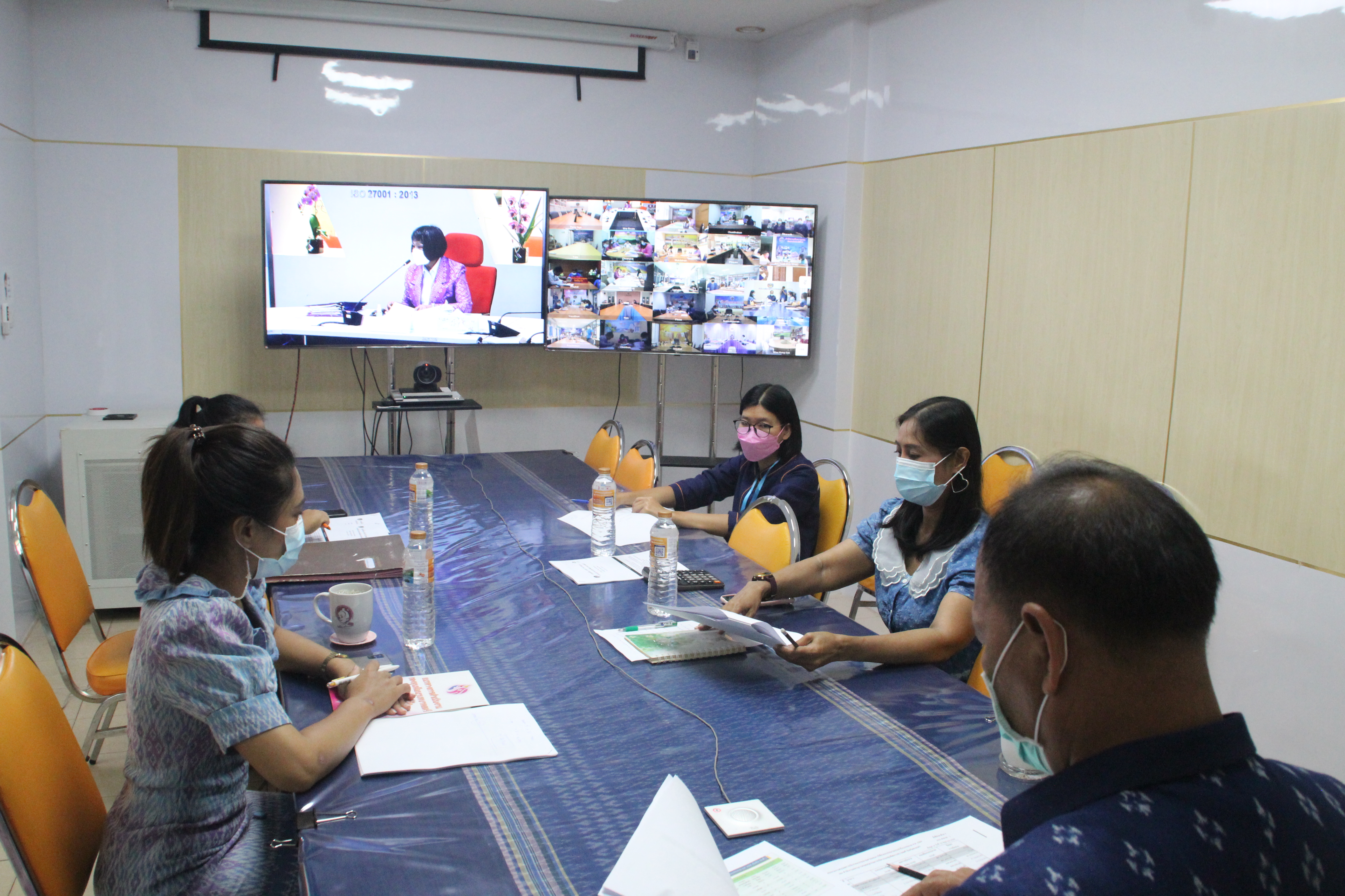 พช.สกลนคร ร่วมประชุมติดตามการดำเนินงานและการใช้จ่ายงบประมาณกองทุนพัฒนาบทบาทสตรี ครั้งที่ 6/2564 ผ่านระบบ Video Conference