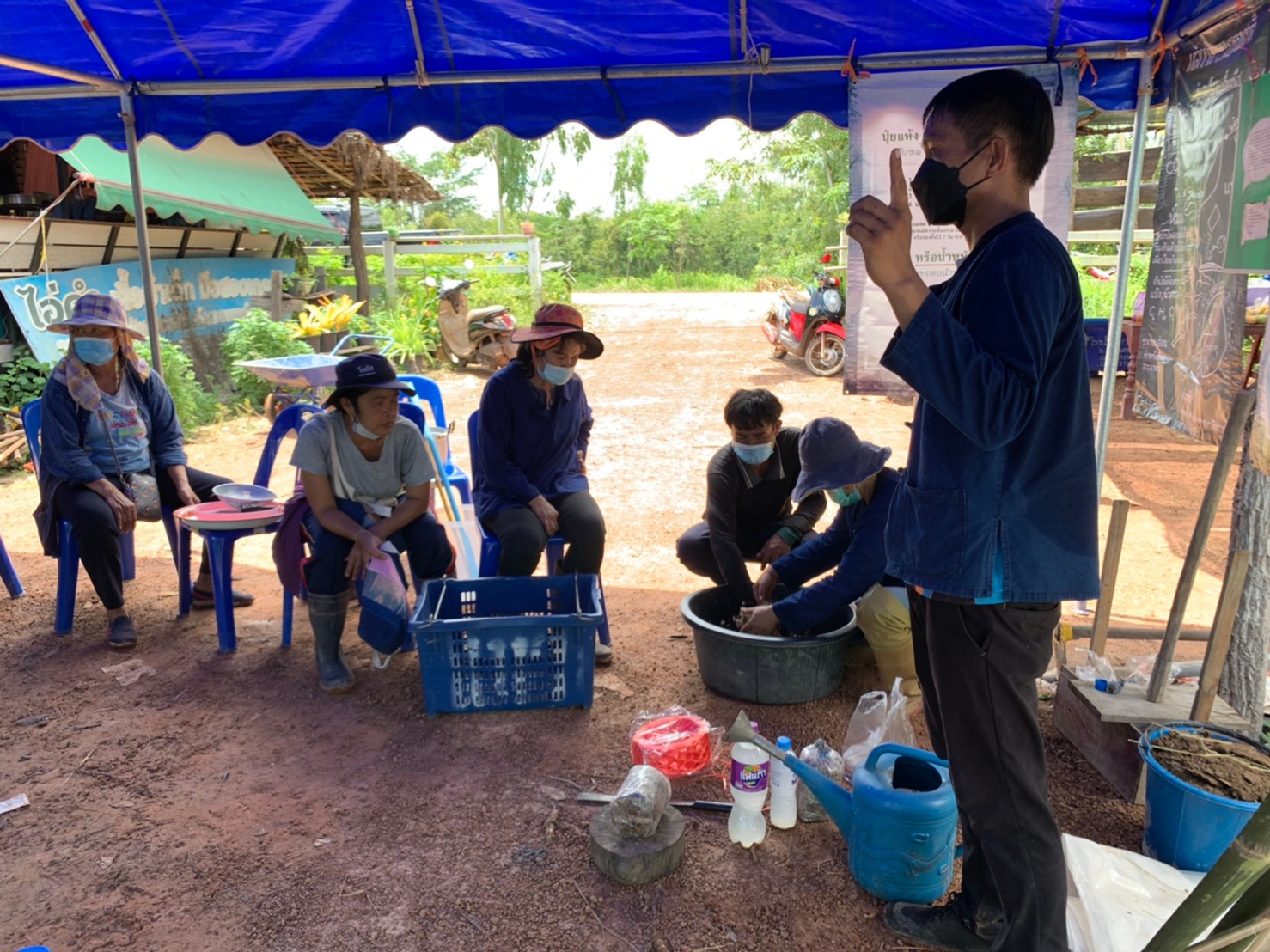 พช.พังโคน เอามื้อสามัคคี สร้างการเรียนรู้ แปลง HLM นางขนิษฐา จิตรเจริญ
