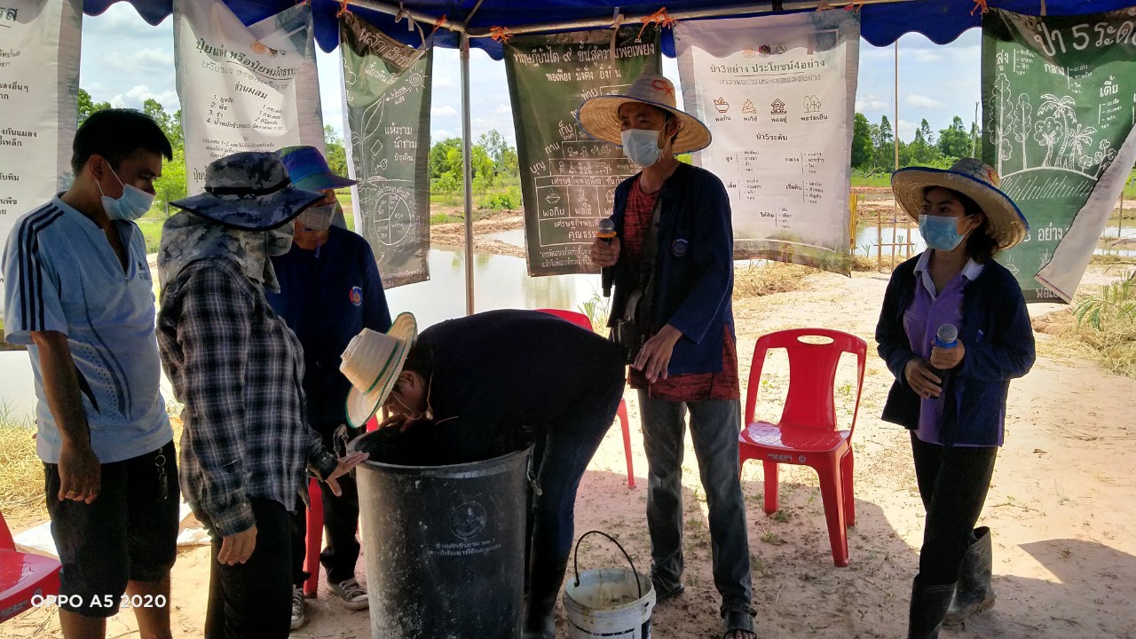 พช.พังโคน เอามื้อสามัคคี แปลง HLM “โคก หนอง นา”