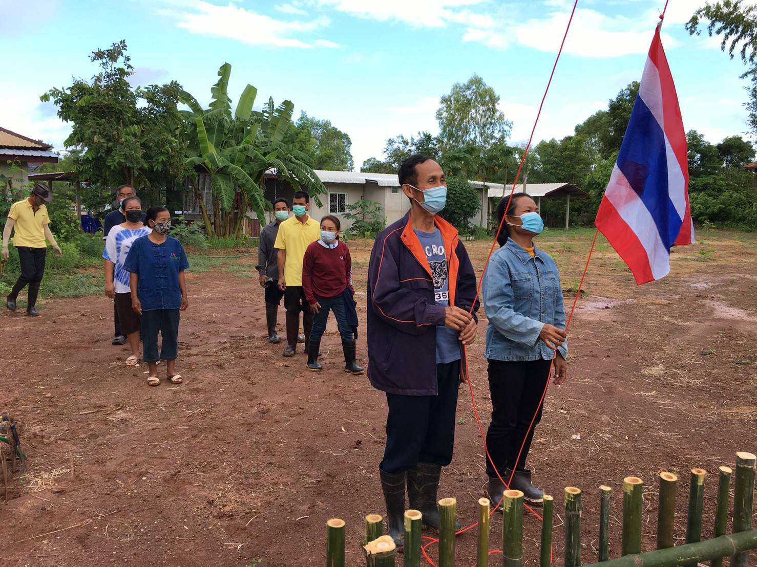 ลุยเต็มที่ เอามื้อสามัคคี “โคก หนอง นา พช.” อำเภอโพนนาแก้ว