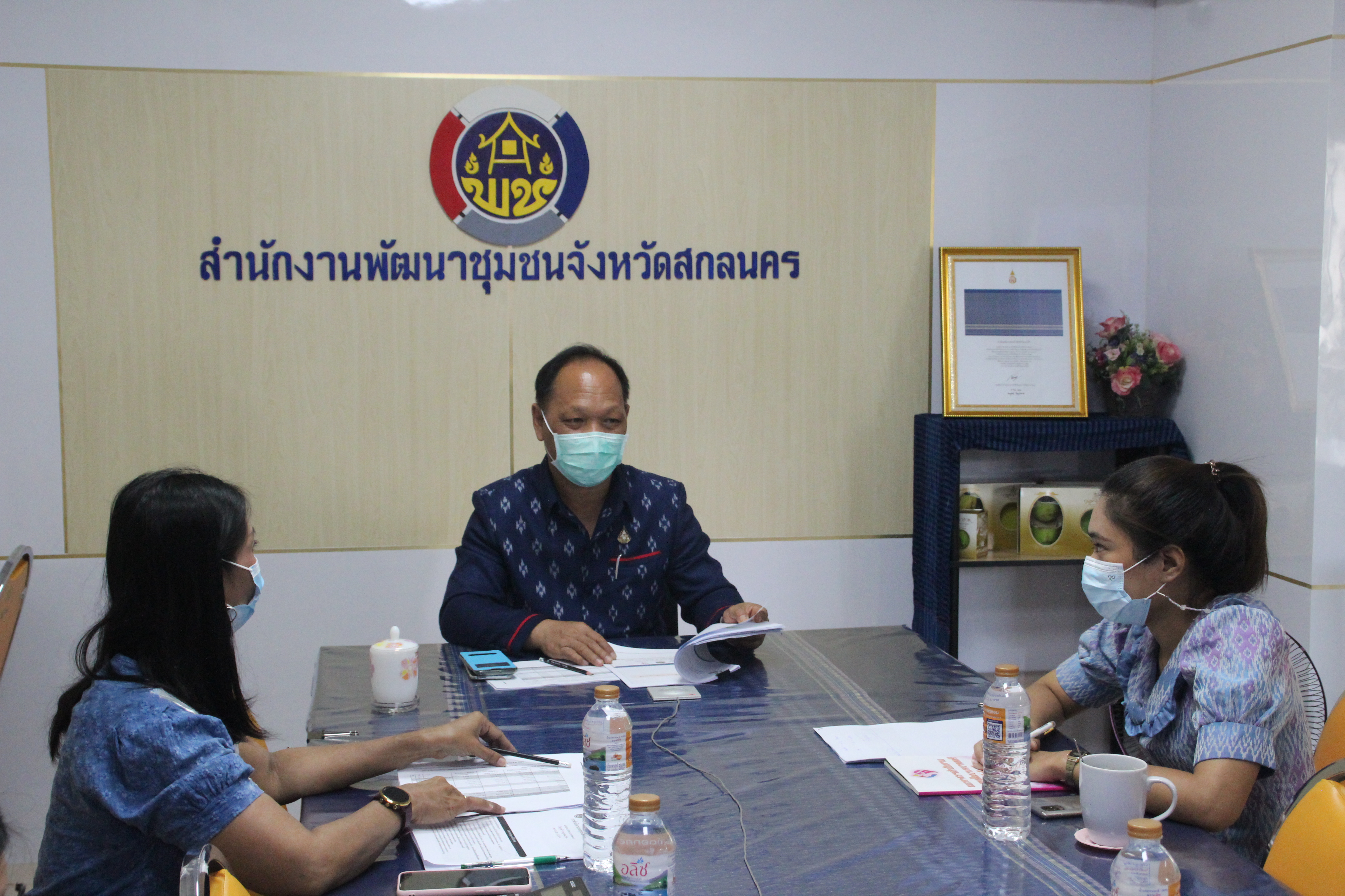 พช.สกลนคร ร่วมประชุมติดตามการดำเนินงานและการใช้จ่ายงบประมาณกองทุนพัฒนาบทบาทสตรี ครั้งที่ 6/2564 ผ่านระบบ Video Conference