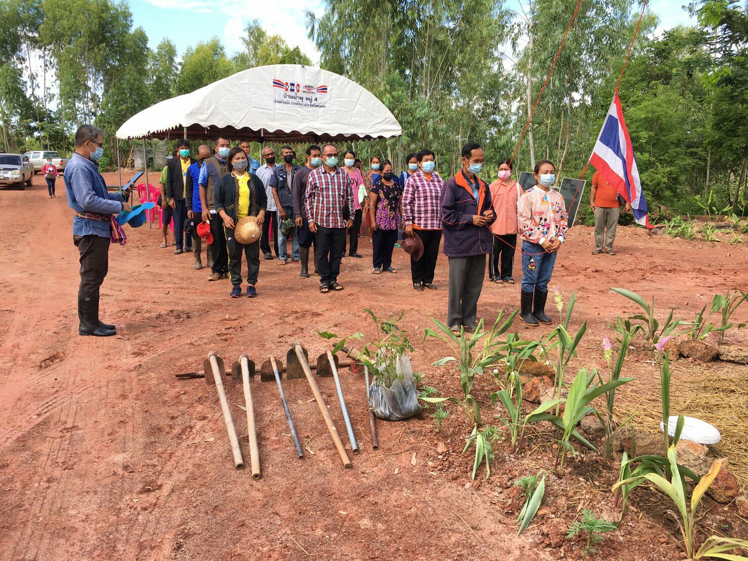 พช.โพนนาแก้ว เอามื้อสามัคคี “โคก หนอง นา พช.” นายสมพงษ์ กล่อมใจ