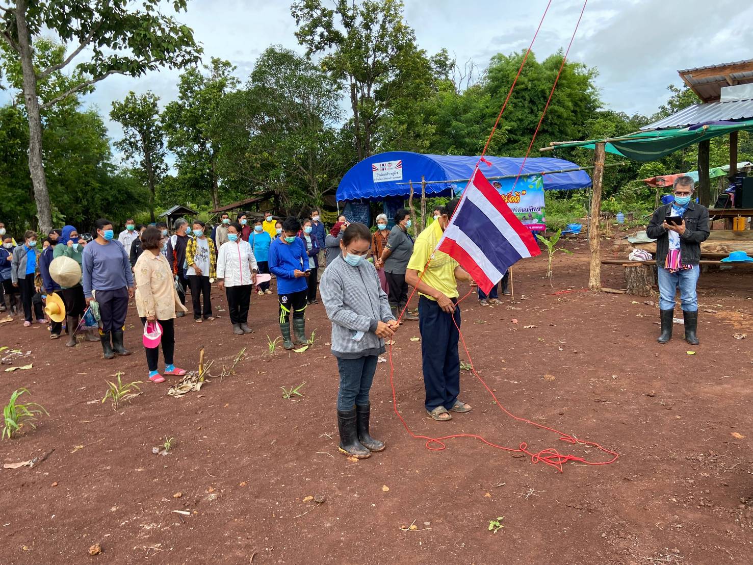 พช.โพนนาแก้ว เอามื้อสามัคคี “โคก หนอง นา พช.” แปลง นางพาดี แสงพรมชารี