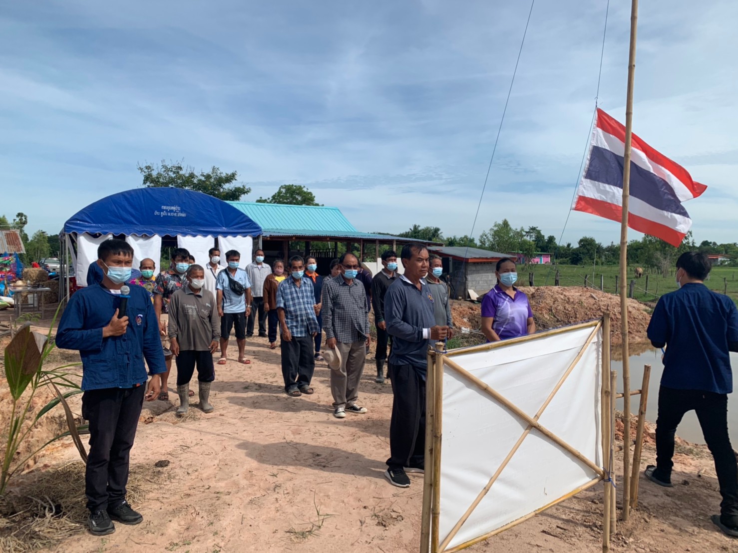 พช.พังโคน เอามื้อสามัคคี แปลง HLM “โคก หนอง นา”