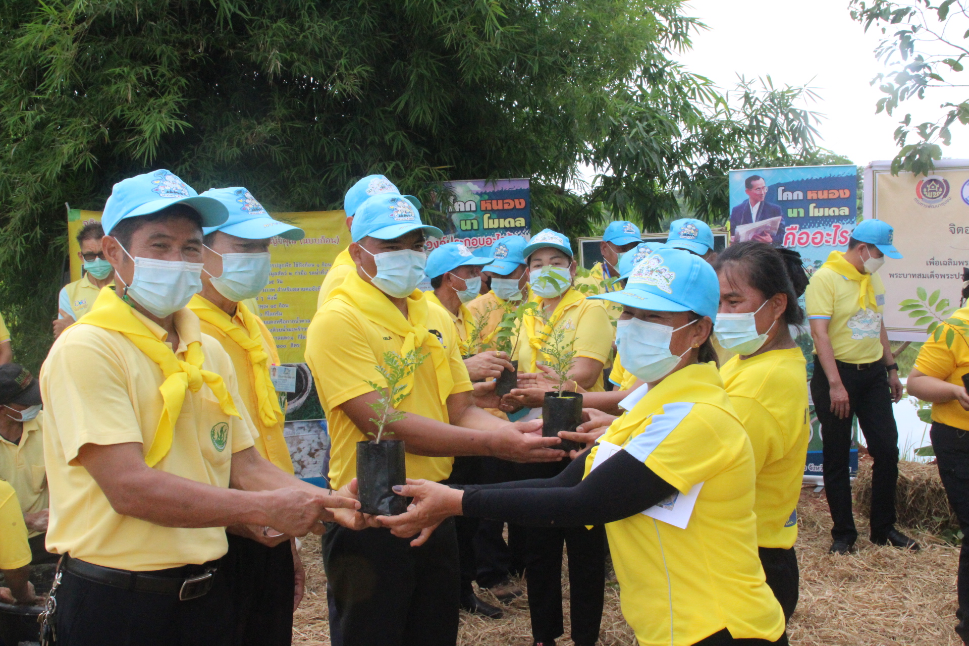 จังหวัดสกลนคร Kickoff “จิตอาสาพัฒนาชุมชนเอามื้อสามัคคี” เพื่อเฉลิมพระเกียรติเนื่องในโอกาสมหามงคลเฉลิมพระชนมพรรษา พระบาทสมเด็จพระปรเมนทรรามาธิบดีศรีสินทรมหาวชิราลงกรณ พระวชิรเกล้าเจ้าอยู่หัว