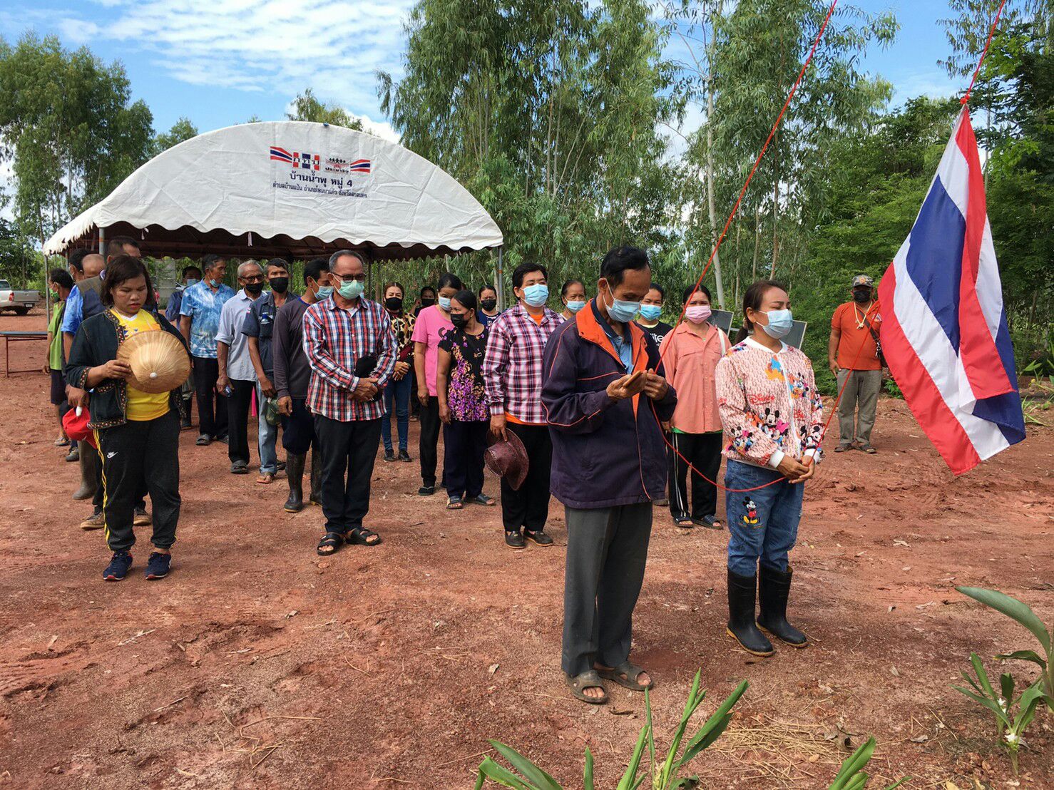 พช.โพนนาแก้ว เอามื้อสามัคคี “โคก หนอง นา พช.” นายสมพงษ์ กล่อมใจ