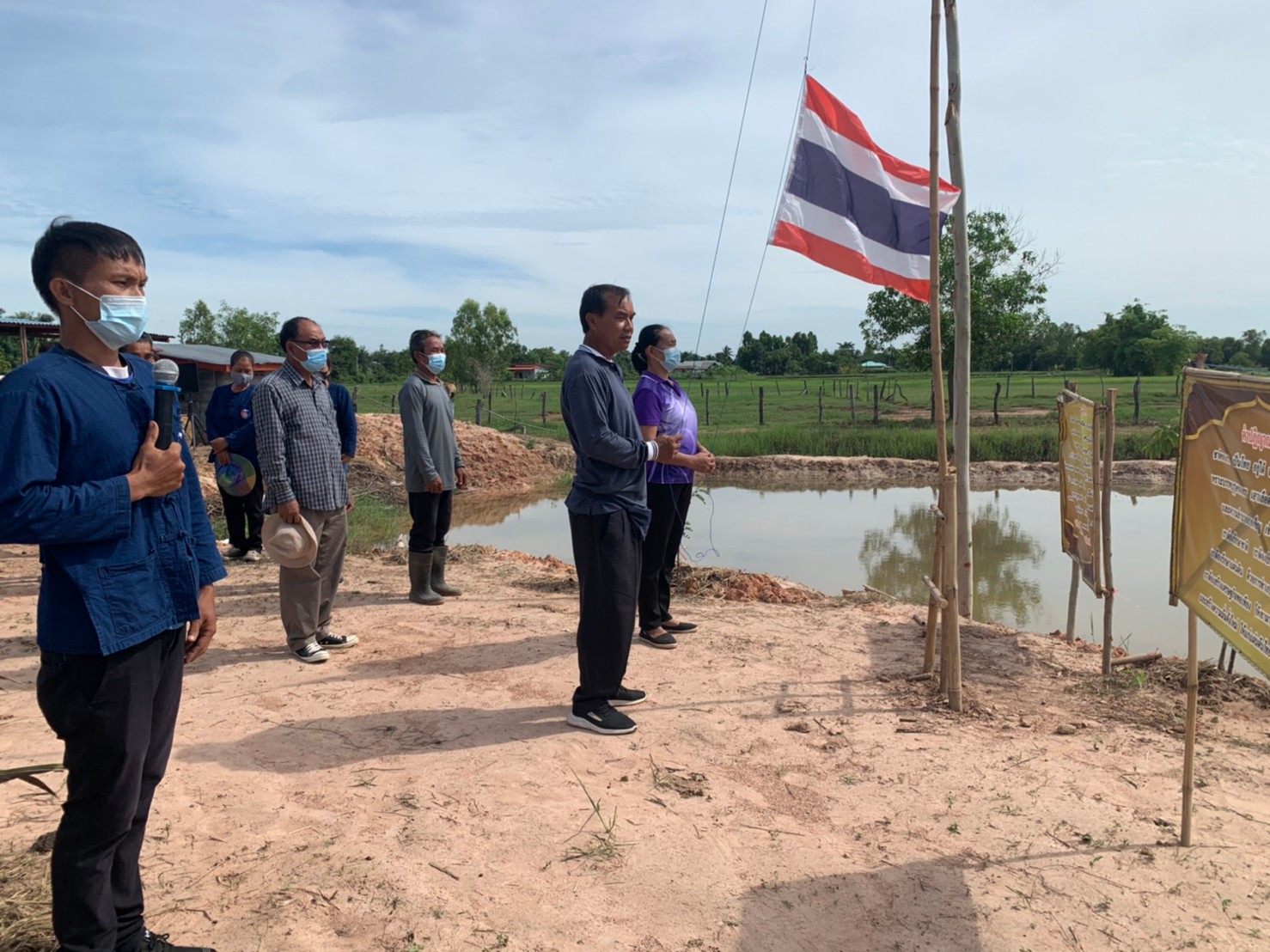 พช.พังโคน เอามื้อสามัคคี แปลง HLM “โคก หนอง นา”