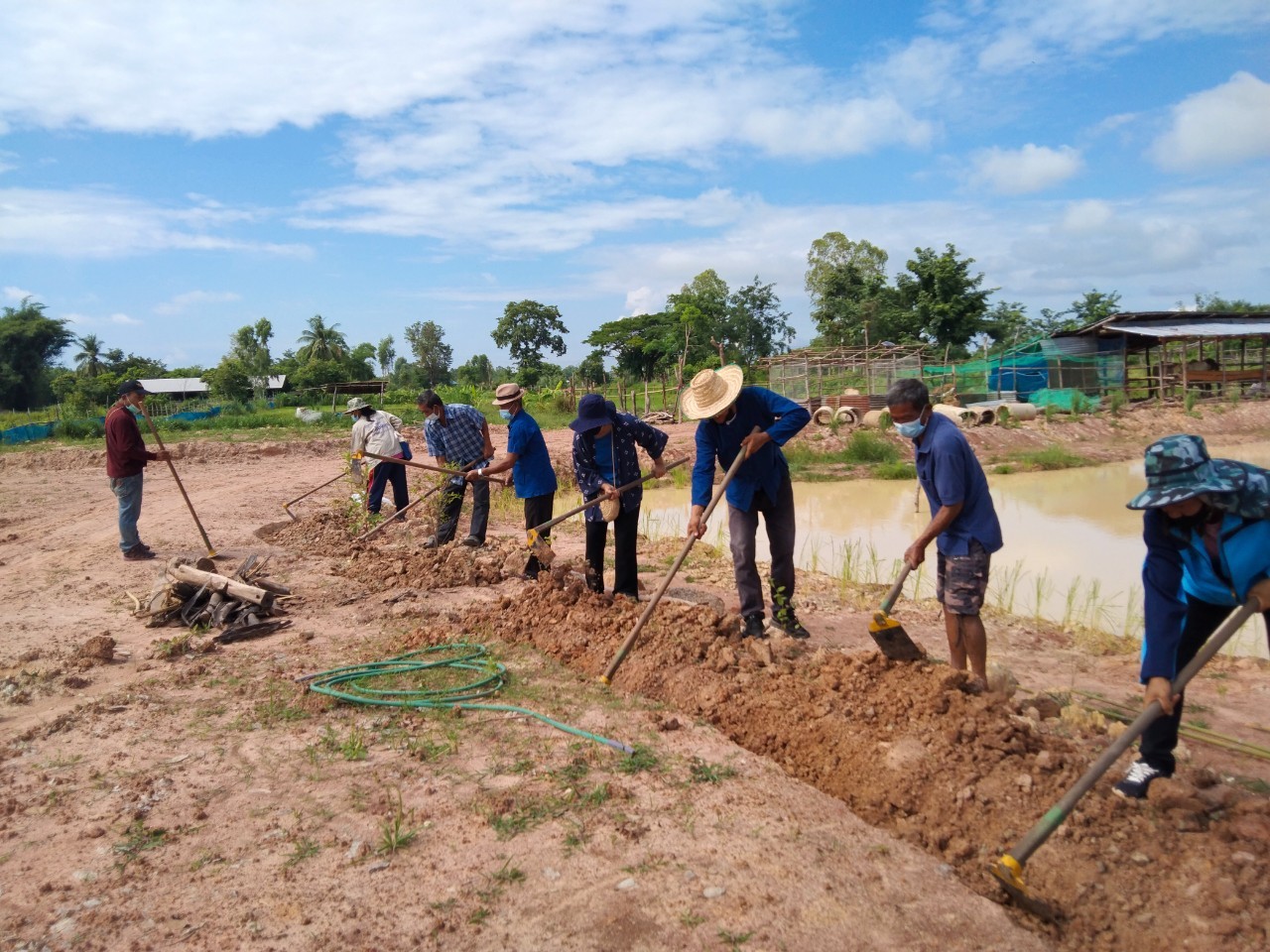 พช.พังโคน เอามื้อสามัคคี  “โคก หนอง นา” แปลง HLM นายศรศักดิ์ ศรีสร้อย