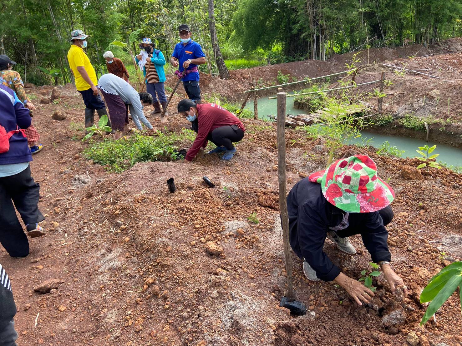 พช.โพนนาแก้ว เอามื้อสามัคคี “โคก หนอง นา พช.” แปลง นางพาดี แสงพรมชารี