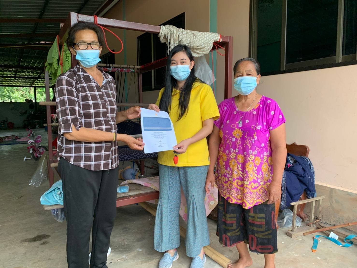 พช.สว่างแดนดิน เดินหน้ามอบลายผ้าพระราชทาน “ผ้ามัดหมี่ลายขอเจ้าฟ้าสิริวัณณวรีฯ” แก่กลุ่มทอผ้าในพื้นที่