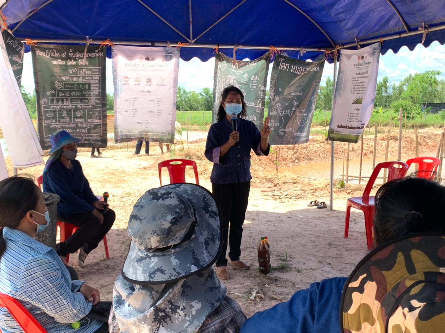 พช.พังโคน เอามื้อสามัคคี แปลง HLM “โคก หนอง นา”