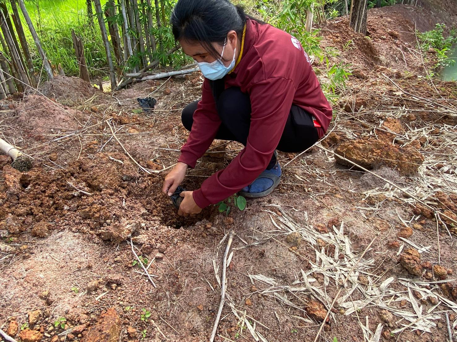 พช.โพนนาแก้ว เอามื้อสามัคคี “โคก หนอง นา พช.” แปลง นางพาดี แสงพรมชารี