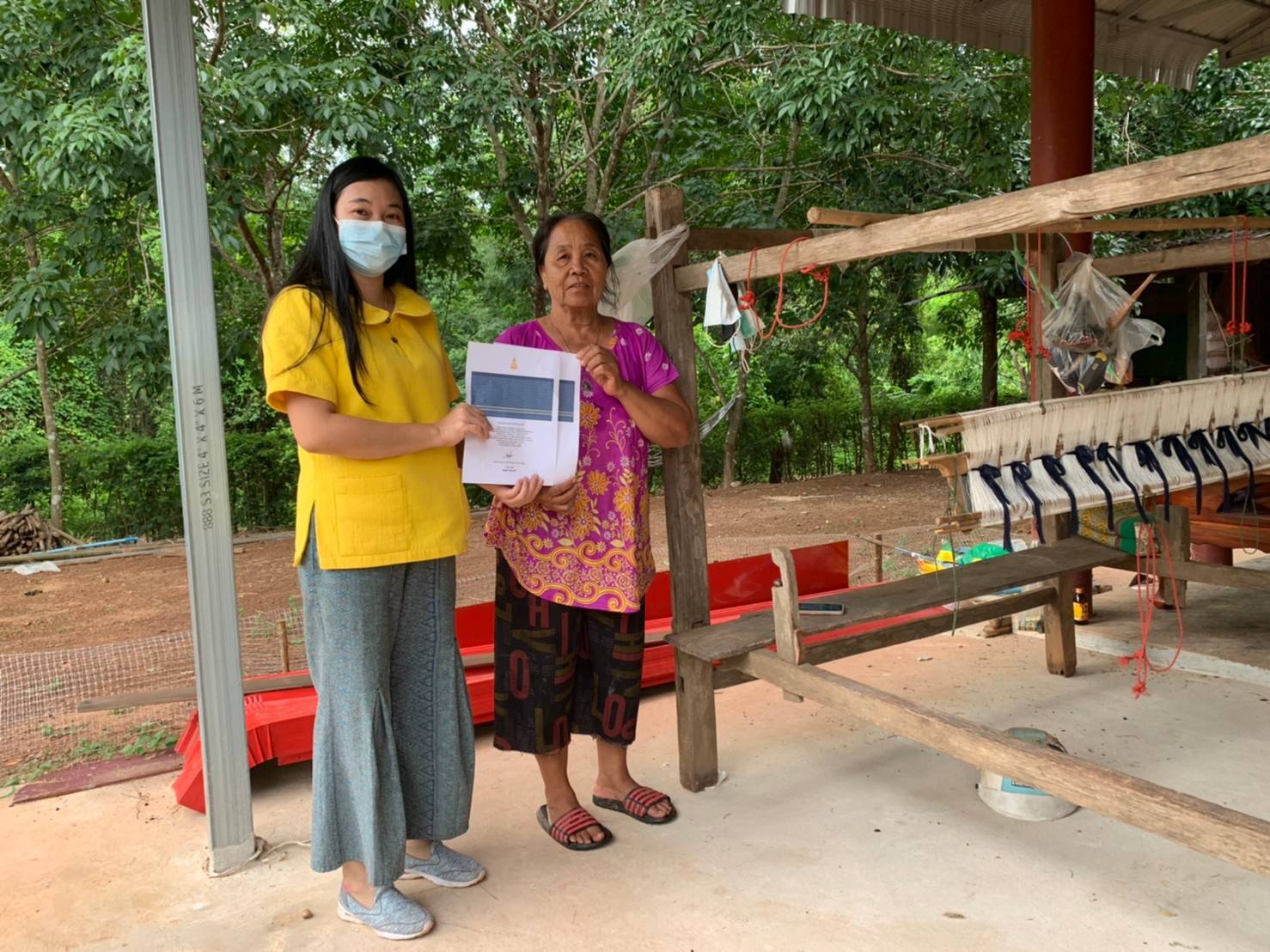 พช.สว่างแดนดิน เดินหน้ามอบลายผ้าพระราชทาน “ผ้ามัดหมี่ลายขอเจ้าฟ้าสิริวัณณวรีฯ” แก่กลุ่มทอผ้าในพื้นที่