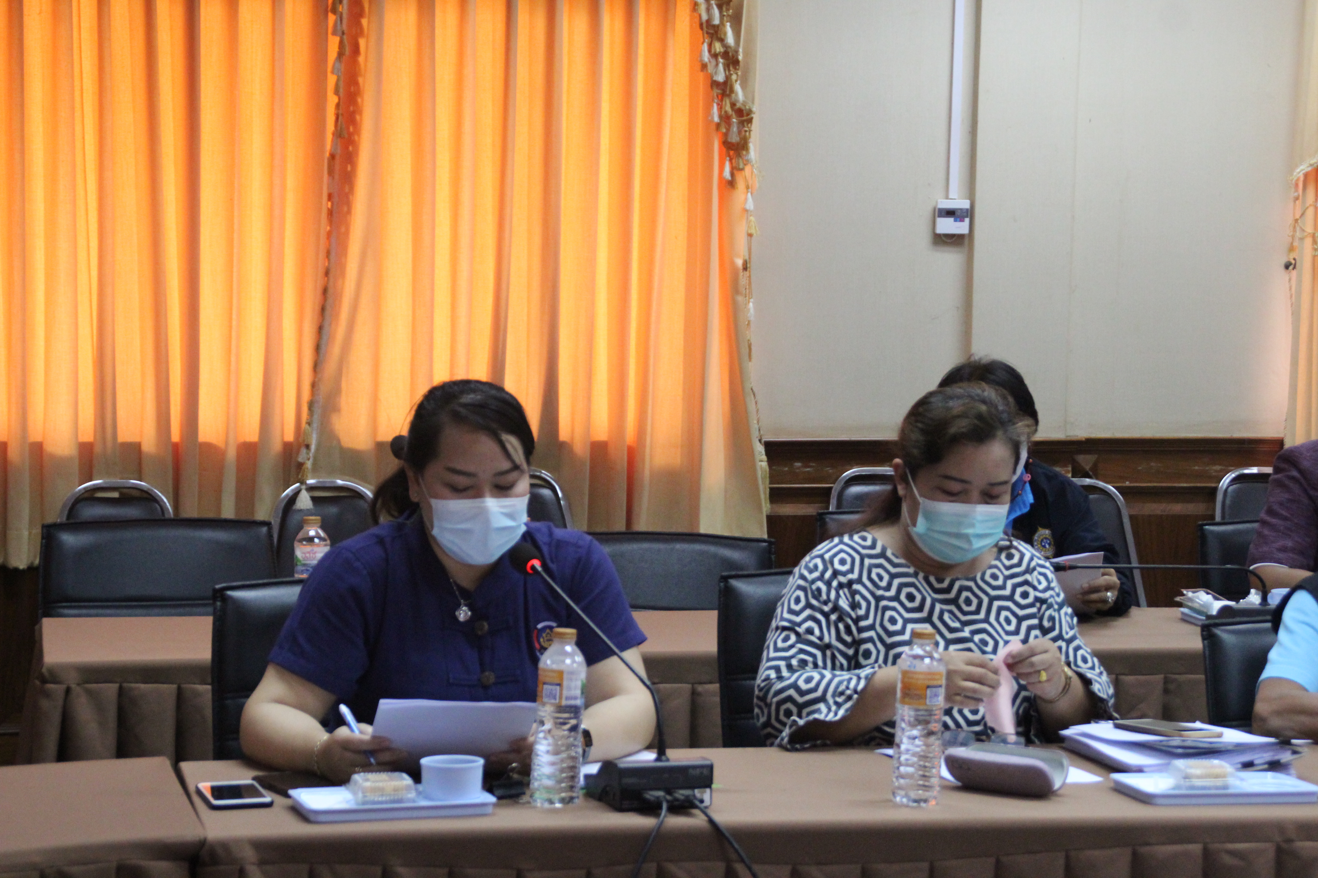 พช.สกลนคร ประชุมเจ้าหน้าที่พัฒนาชุมชน และคณะกรรมการเครือข่ายกองทุนแม่ของแผ่นดิน
