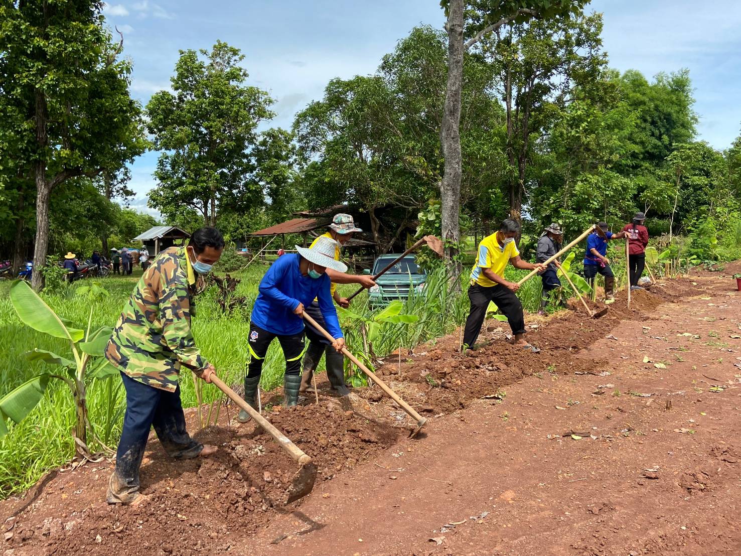 พช.โพนนาแก้ว เอามื้อสามัคคี “โคก หนอง นา พช.” แปลง นางพาดี แสงพรมชารี
