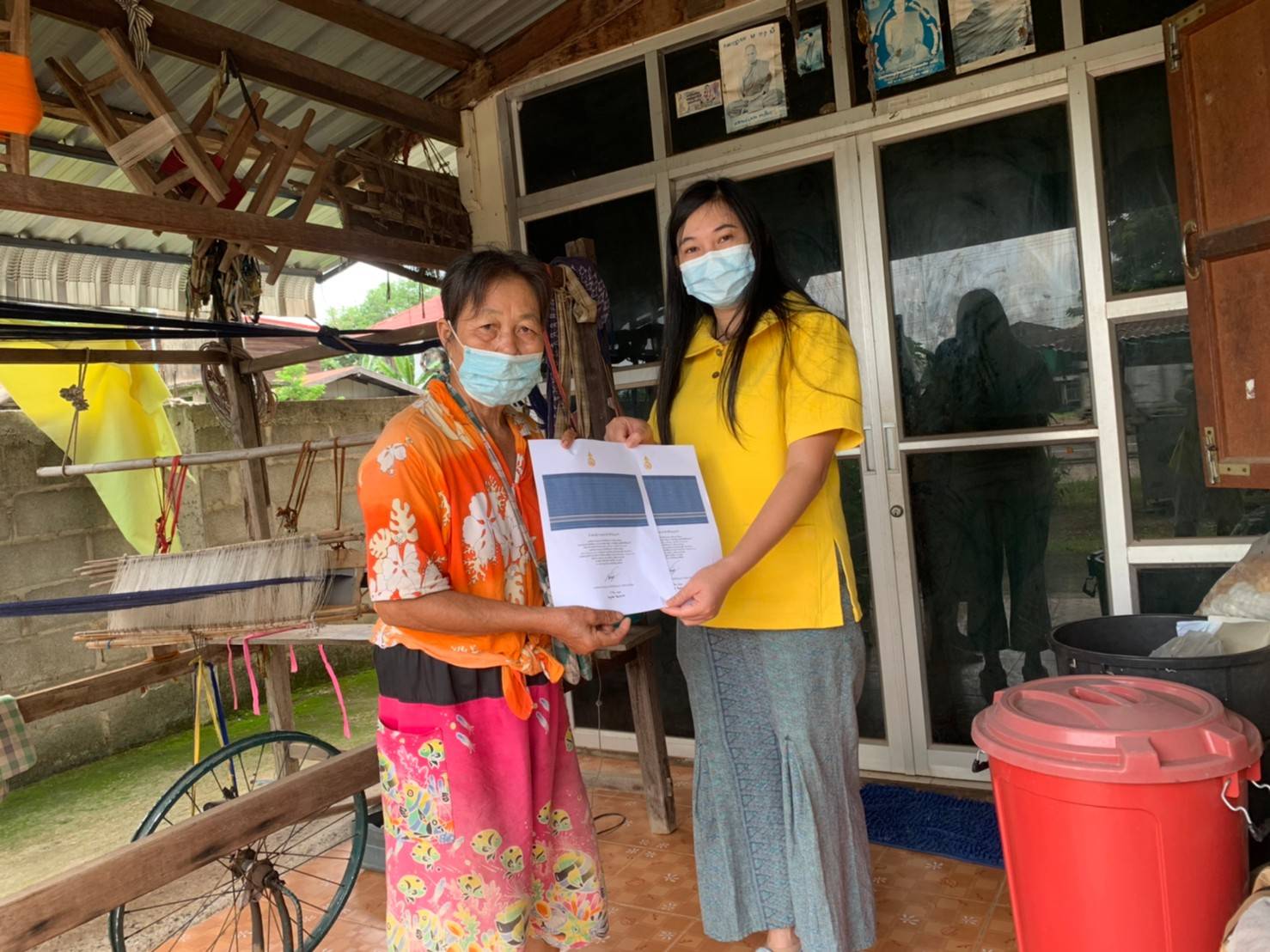 พช.สว่างแดนดิน เดินหน้ามอบลายผ้าพระราชทาน “ผ้ามัดหมี่ลายขอเจ้าฟ้าสิริวัณณวรีฯ” แก่กลุ่มทอผ้าในพื้นที่