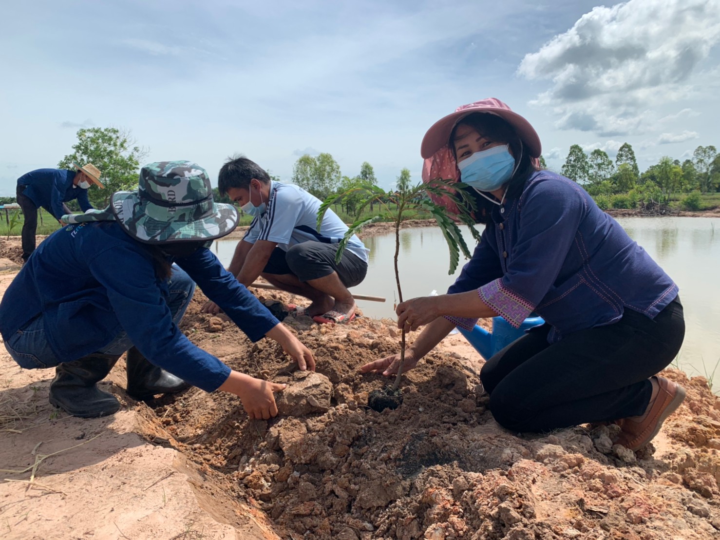 พช.พังโคน เอามื้อสามัคคี แปลง HLM “โคก หนอง นา”