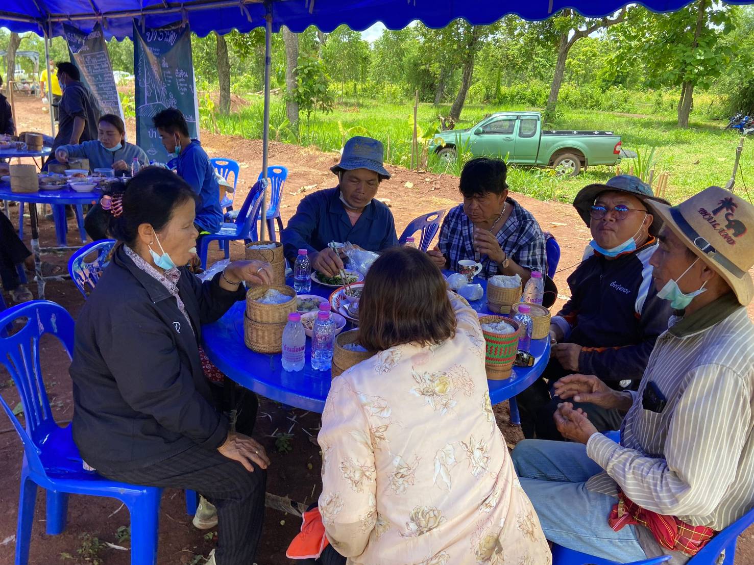 พช.โพนนาแก้ว เอามื้อสามัคคี “โคก หนอง นา พช.” แปลง นางพาดี แสงพรมชารี