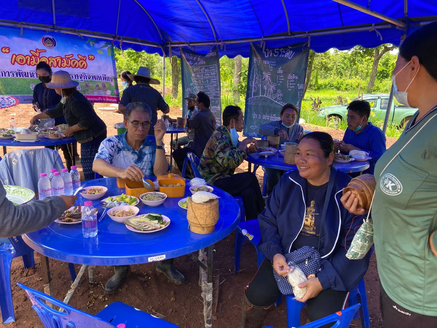 พช.โพนนาแก้ว เอามื้อสามัคคี “โคก หนอง นา พช.” แปลง นางพาดี แสงพรมชารี