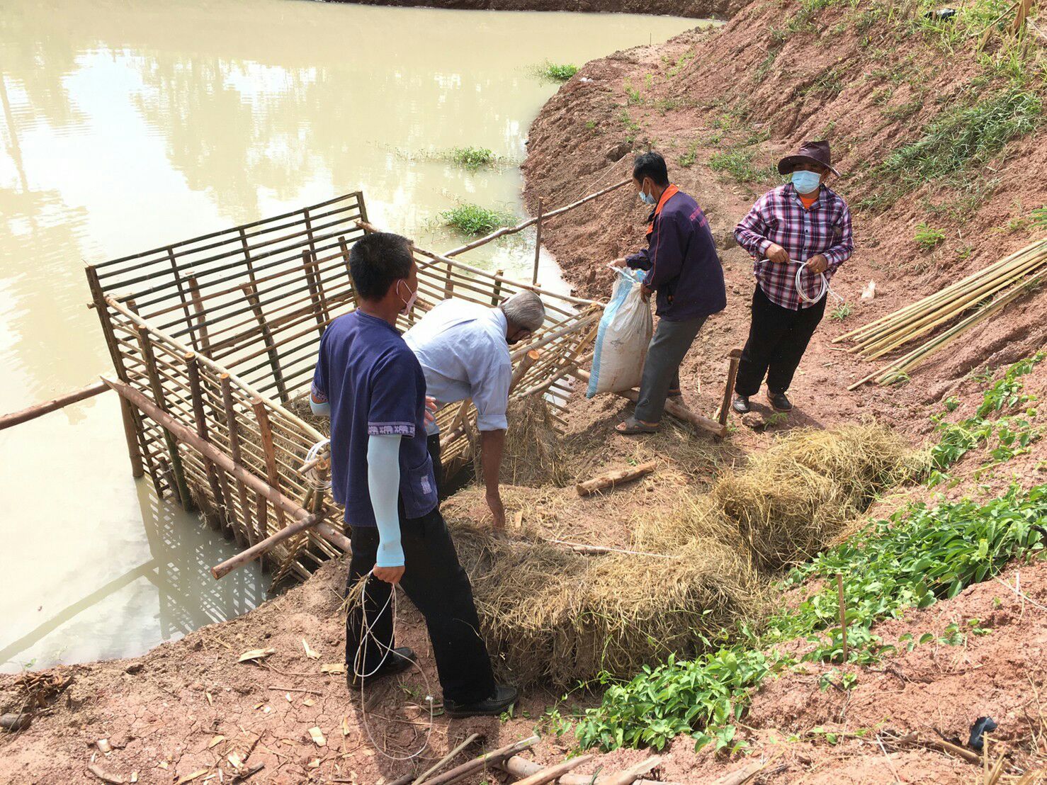 พช.โพนนาแก้ว เอามื้อสามัคคี “โคก หนอง นา พช.” นายสมพงษ์ กล่อมใจ