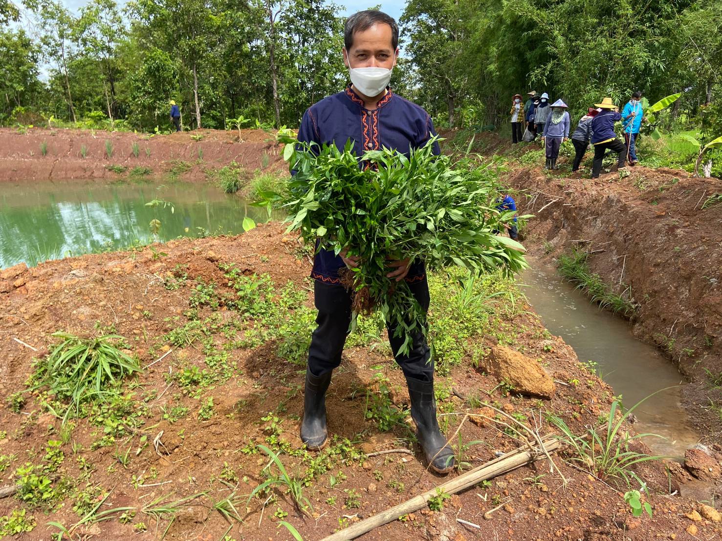 พช.โพนนาแก้ว เอามื้อสามัคคี “โคก หนอง นา พช.” แปลง นางพาดี แสงพรมชารี
