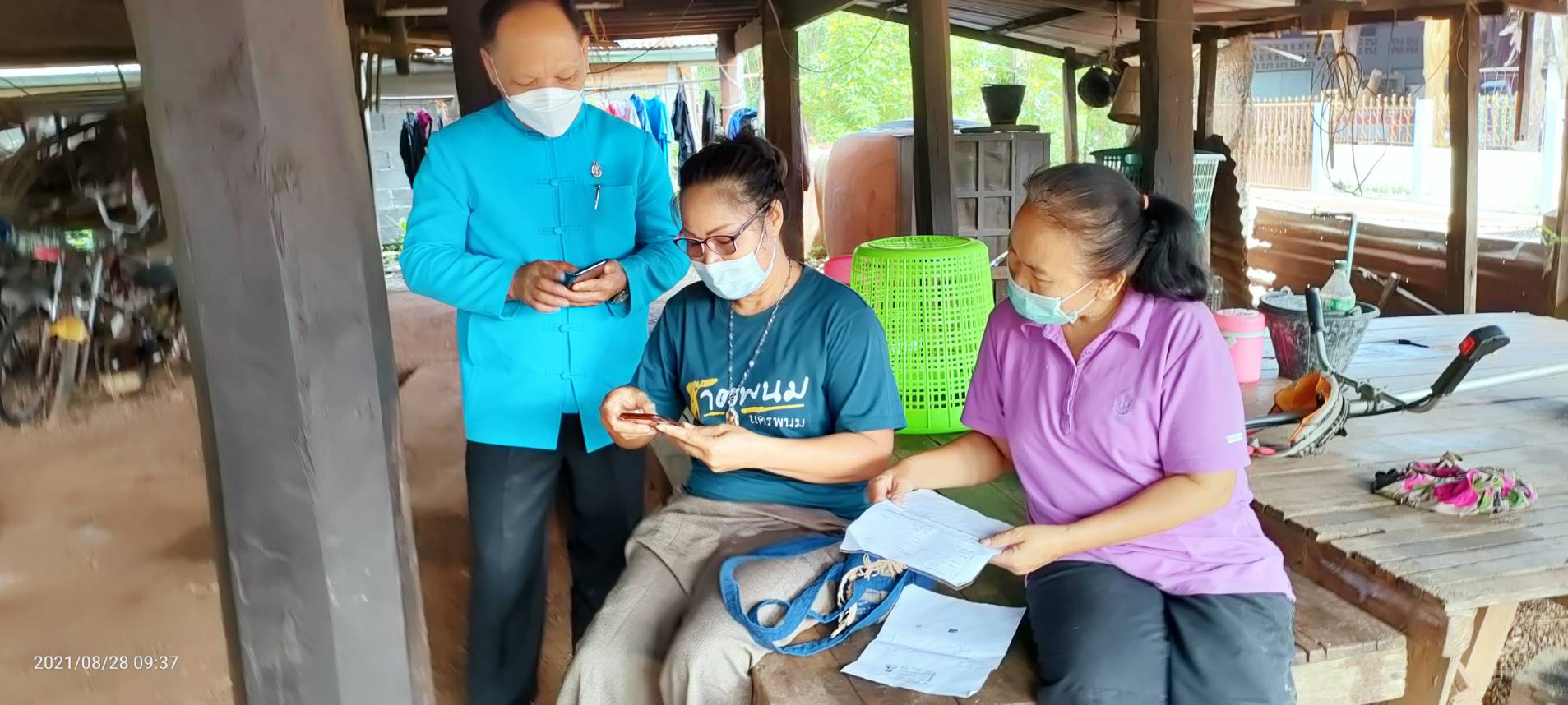 พจ.สกลนคร ลงพื้นที่ติดตามและให้กำลังใจอาสาสมัครจัดเก็บข้อมูล จปฐ.