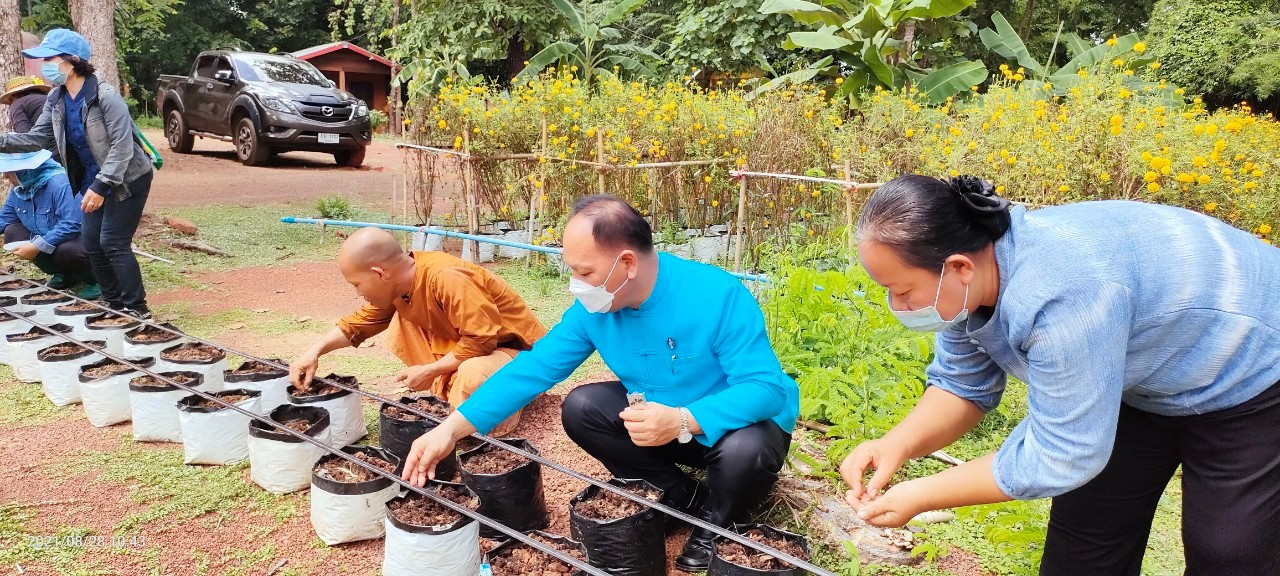 พจ.สกลนคร ลงพื้นที่ติดตามและให้กำลังใจอาสาสมัครจัดเก็บข้อมูล จปฐ.