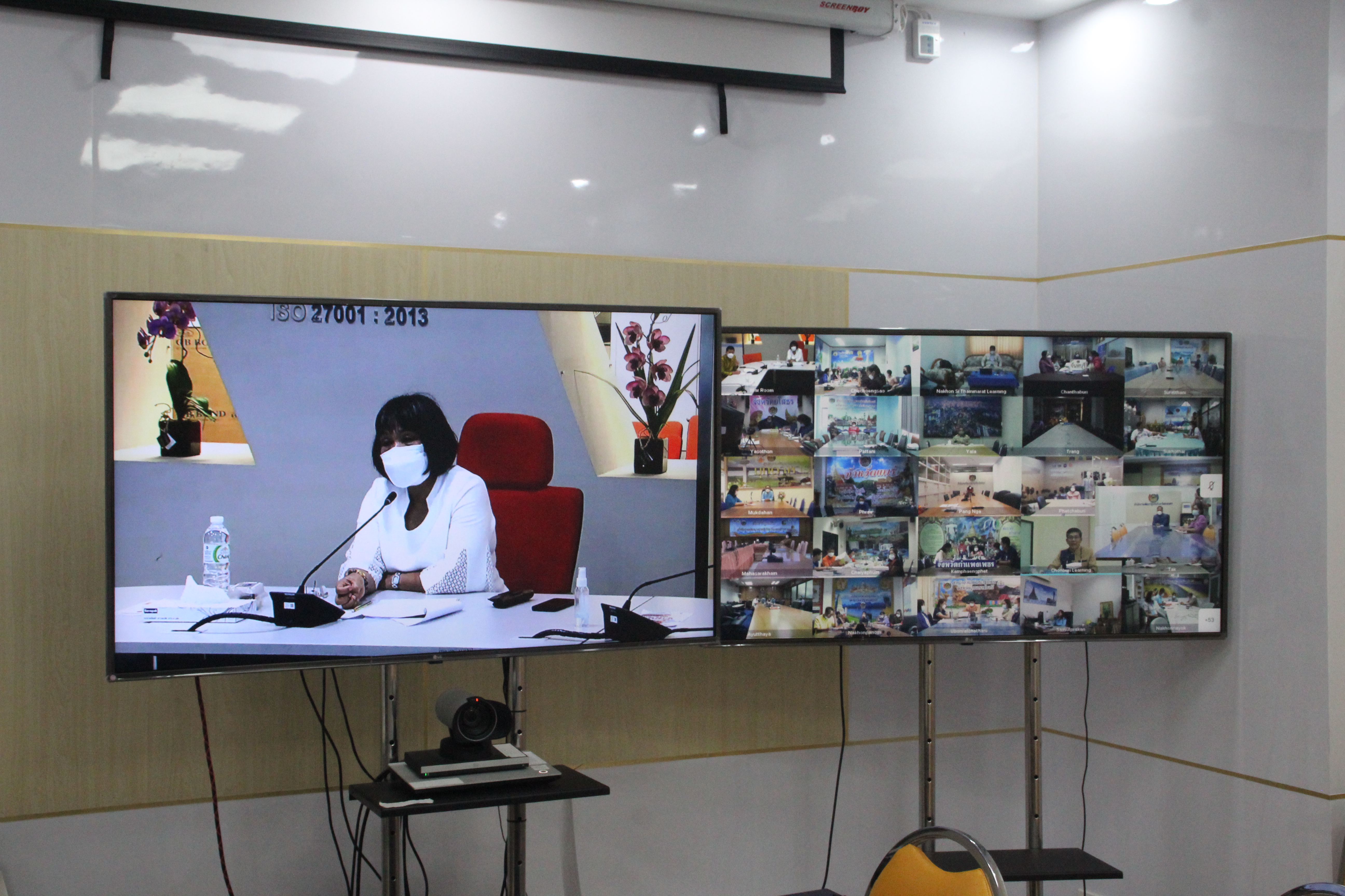 พช.สกลนคร : ร่วมประชุมชี้แจงการคัดเลือกข้าราชการเข้ารับการประเมินเพื่อเลื่อนขึ้นแต่งตั้งให้ดำรงตำแหน่งสำหรับผู้ปฏิบัติงานที่มีประสบการณ์ ประเภทวิชาการ ระดับชำนาญการพิเศษ  ผ่านระบบ Zoom