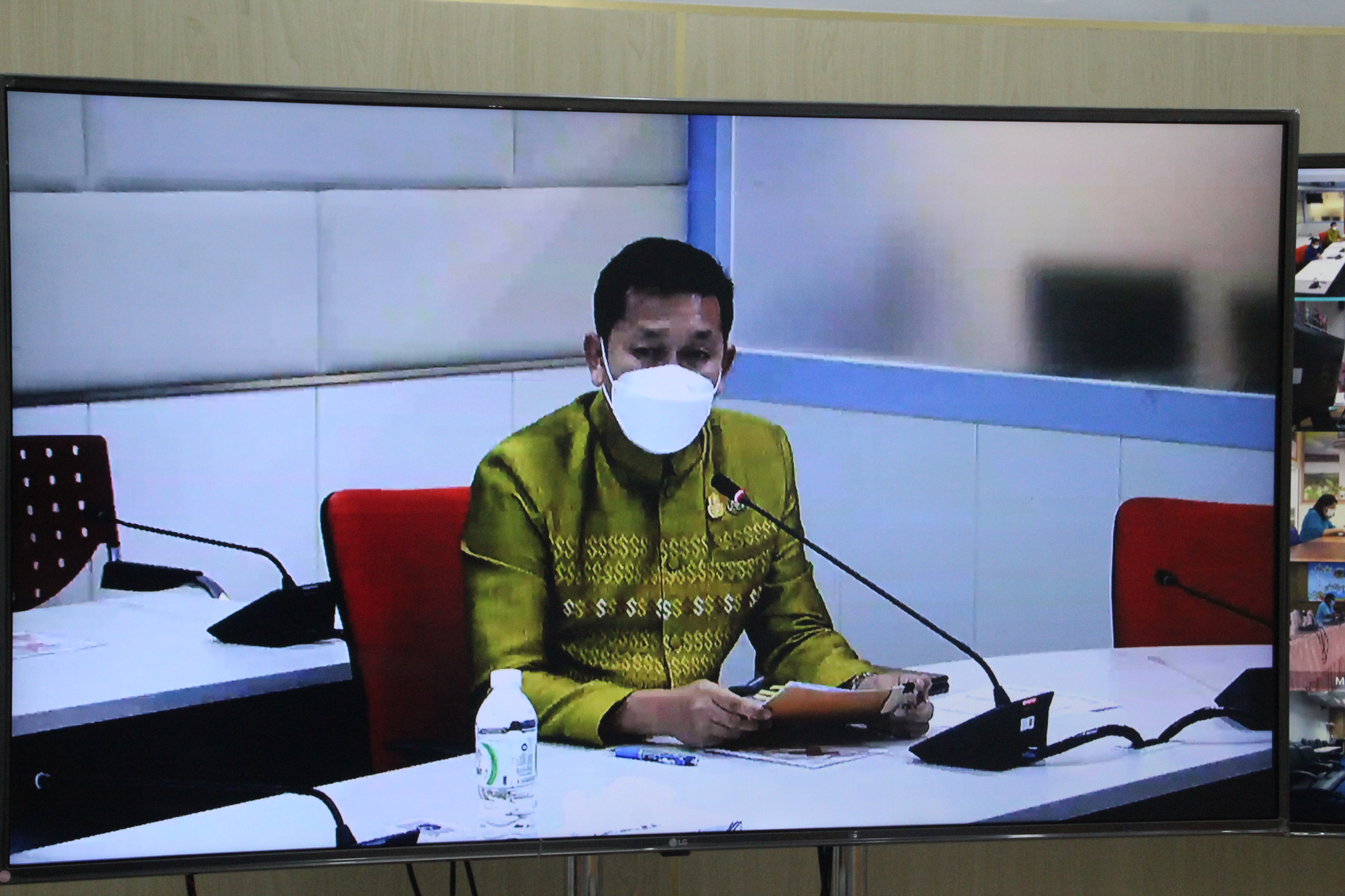 พช.สกลนคร : ร่วมประชุมชี้แจงการคัดเลือกข้าราชการเข้ารับการประเมินเพื่อเลื่อนขึ้นแต่งตั้งให้ดำรงตำแหน่งสำหรับผู้ปฏิบัติงานที่มีประสบการณ์ ประเภทวิชาการ ระดับชำนาญการพิเศษ  ผ่านระบบ Zoom
