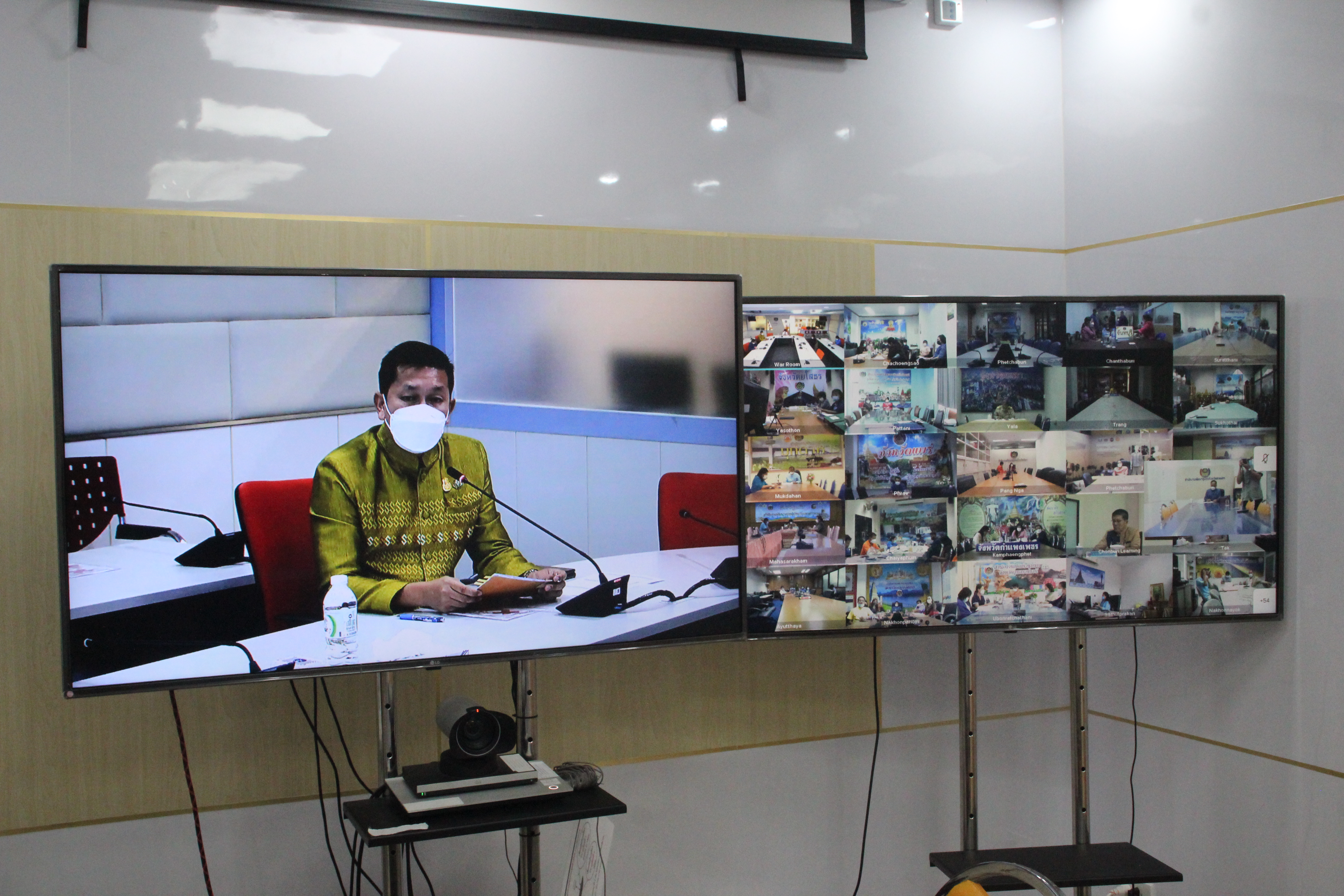 พช.สกลนคร : ร่วมประชุมชี้แจงการคัดเลือกข้าราชการเข้ารับการประเมินเพื่อเลื่อนขึ้นแต่งตั้งให้ดำรงตำแหน่งสำหรับผู้ปฏิบัติงานที่มีประสบการณ์ ประเภทวิชาการ ระดับชำนาญการพิเศษ  ผ่านระบบ Zoom