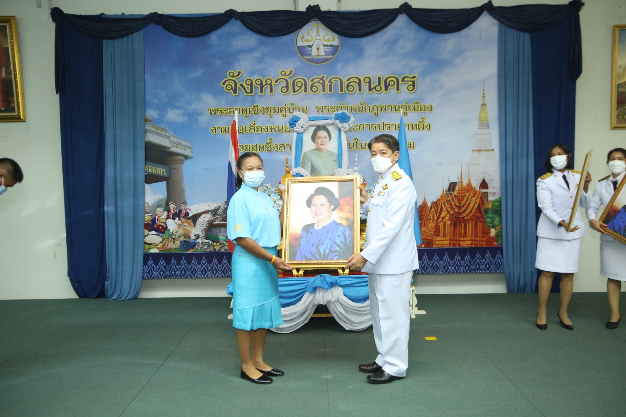 จังหวัดสกลนคร : จัดพิธีมอบเงินพระราชทานขวัญถุงกองทุนแม่ของแผ่นดิน ปี 2563