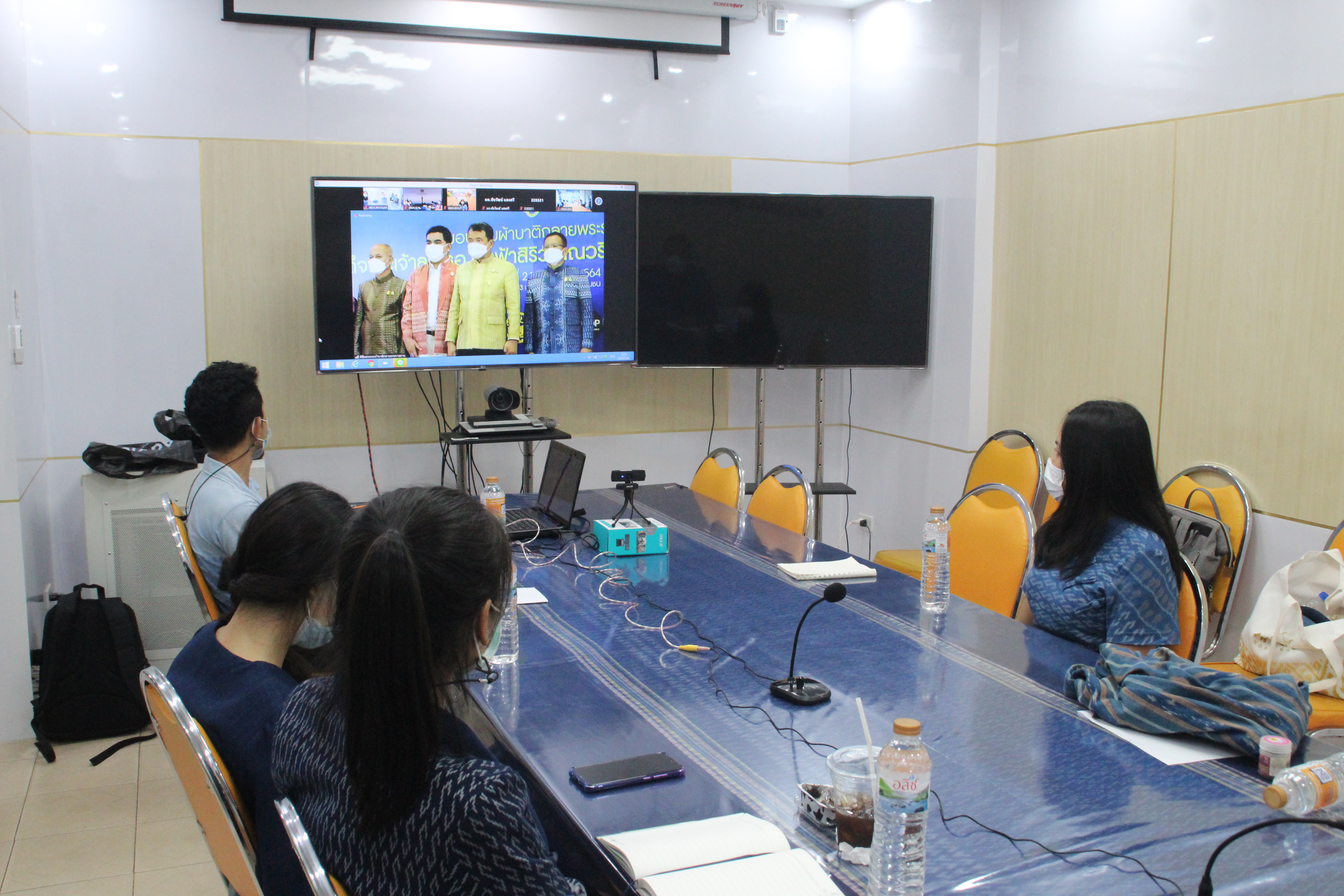 พช.สกลนคร ร่วมรับชมการมอบแบบผ้าบาติกลายพระราชทาน ผ่านระบบ ZOOM
