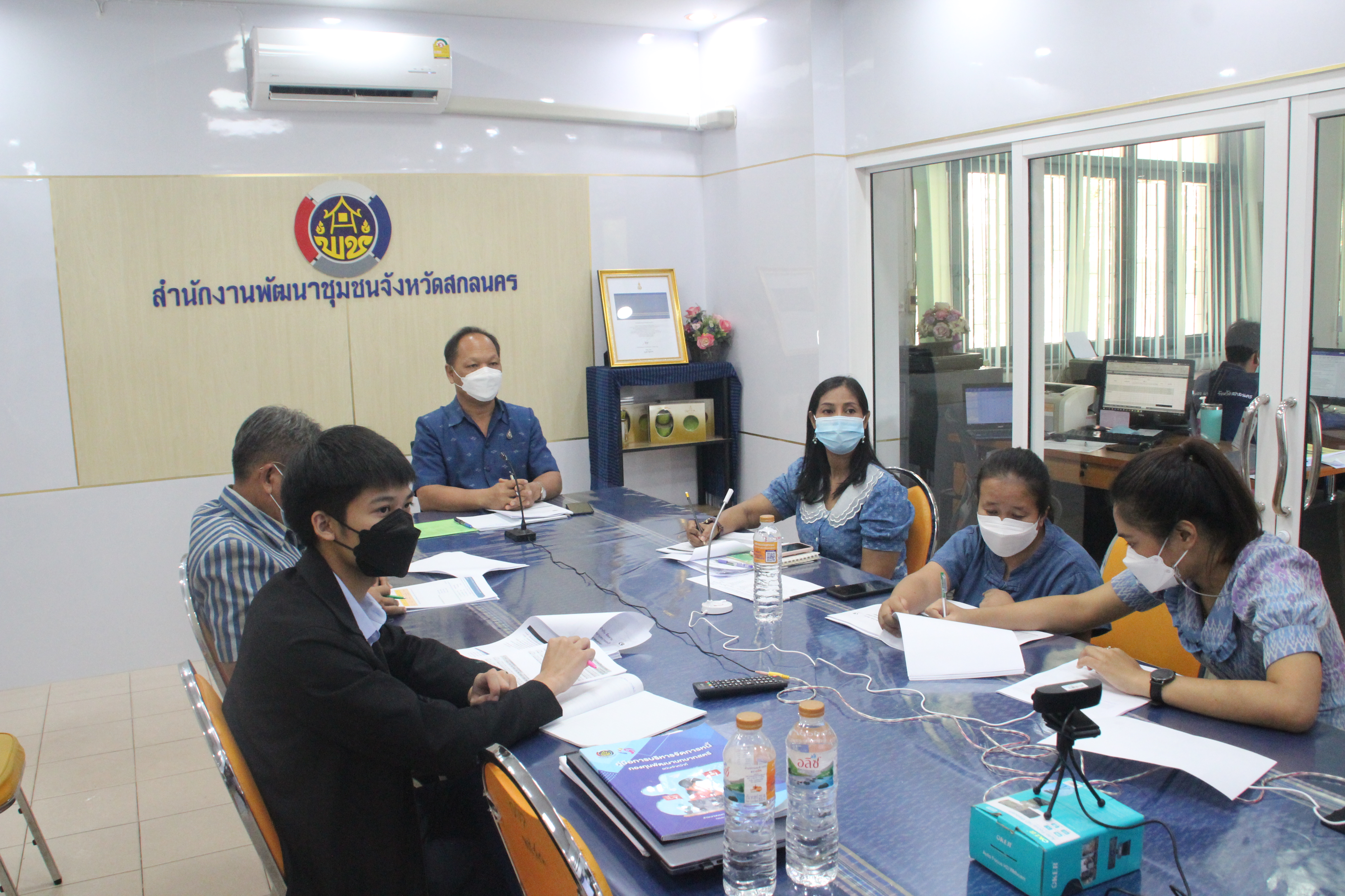 พช.สกลนคร ร่วมประชุมติดตามการดำเนินงานและการใช้จ่ายงบประมาณกองทุนพัฒนาบทบาทสตรี ครั้งที่ 7/2564 ผ่านระบบ Zoom Cloud Meeting