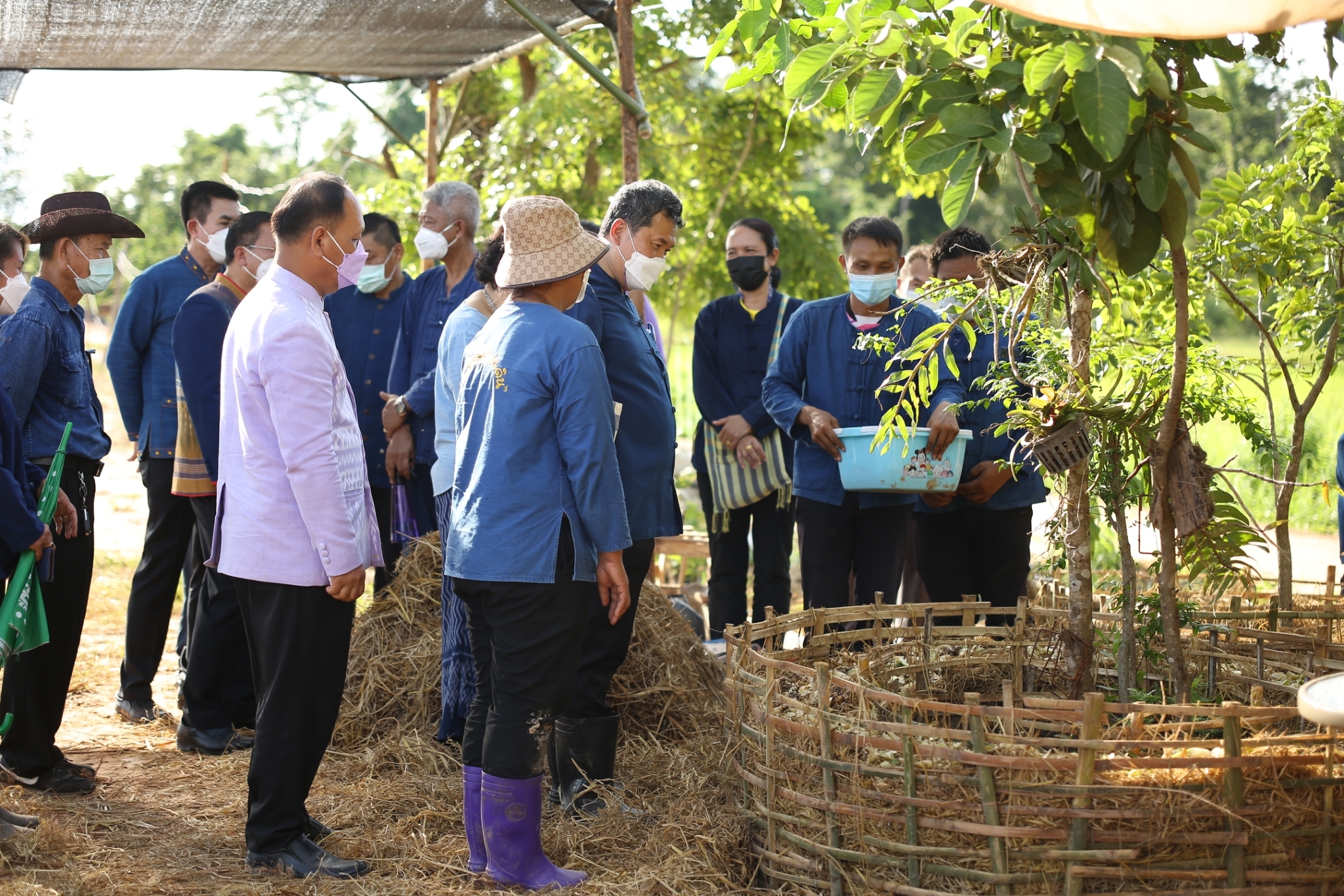 อธิบดี พช. และประธานสภาสตรีแห่งชาติ ในพระบรมราชินูปถัมภ์ เยี่ยมชมแปลง “โคก หนอง นา พช.” สกลนคร