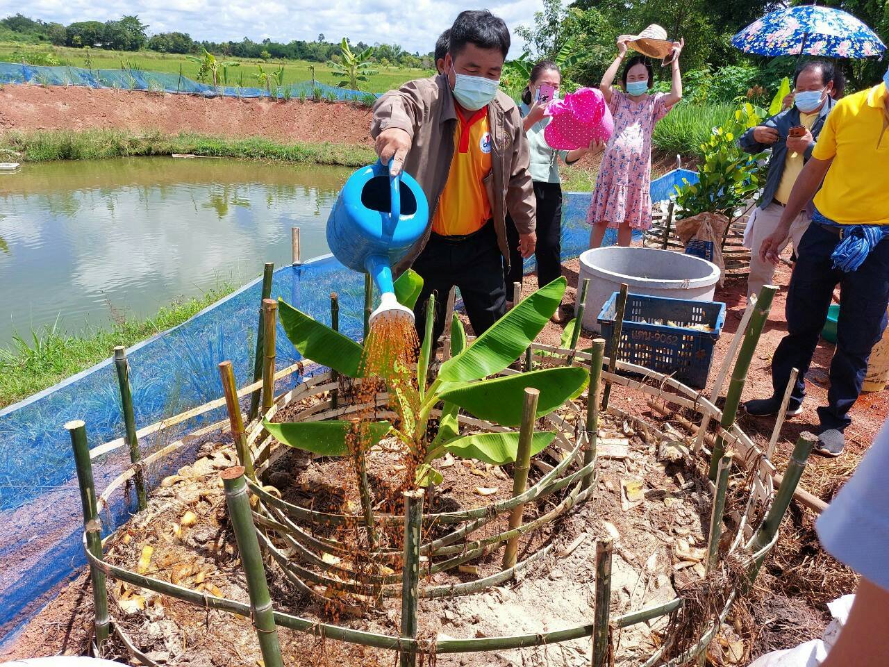 พช.วานรนิวาส : จัดกิจกรรมเอามื้อสามัคคี “โคก หนอง นา พช”