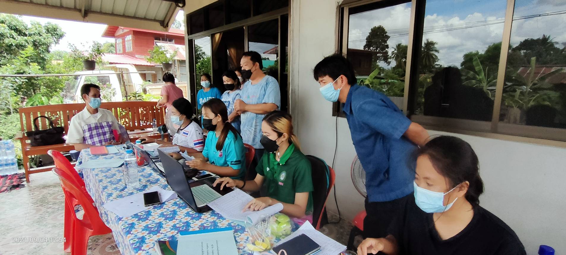 พช.สกลนคร : จัดทีมลงพื้นที่ติดตามและให้กำลังใจอาสาสมัครจัดเก็บข้อมูล จปฐ.