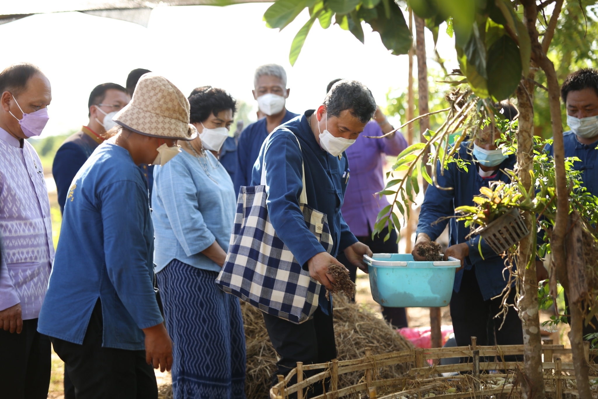อธิบดี พช. และประธานสภาสตรีแห่งชาติ ในพระบรมราชินูปถัมภ์ เยี่ยมชมแปลง “โคก หนอง นา พช.” สกลนคร