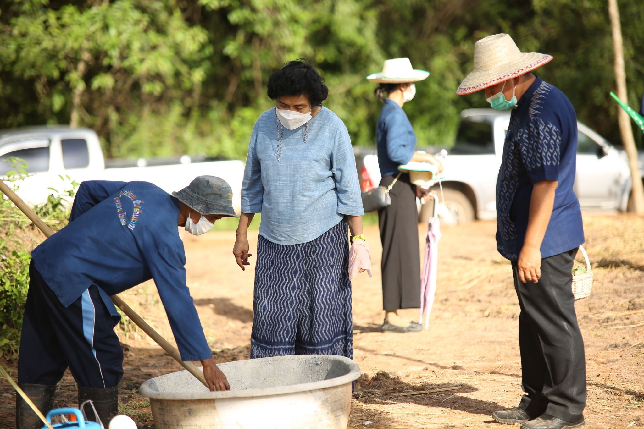 อธิบดี พช. และประธานสภาสตรีแห่งชาติ ในพระบรมราชินูปถัมภ์ เยี่ยมชมแปลง “โคก หนอง นา พช.” สกลนคร