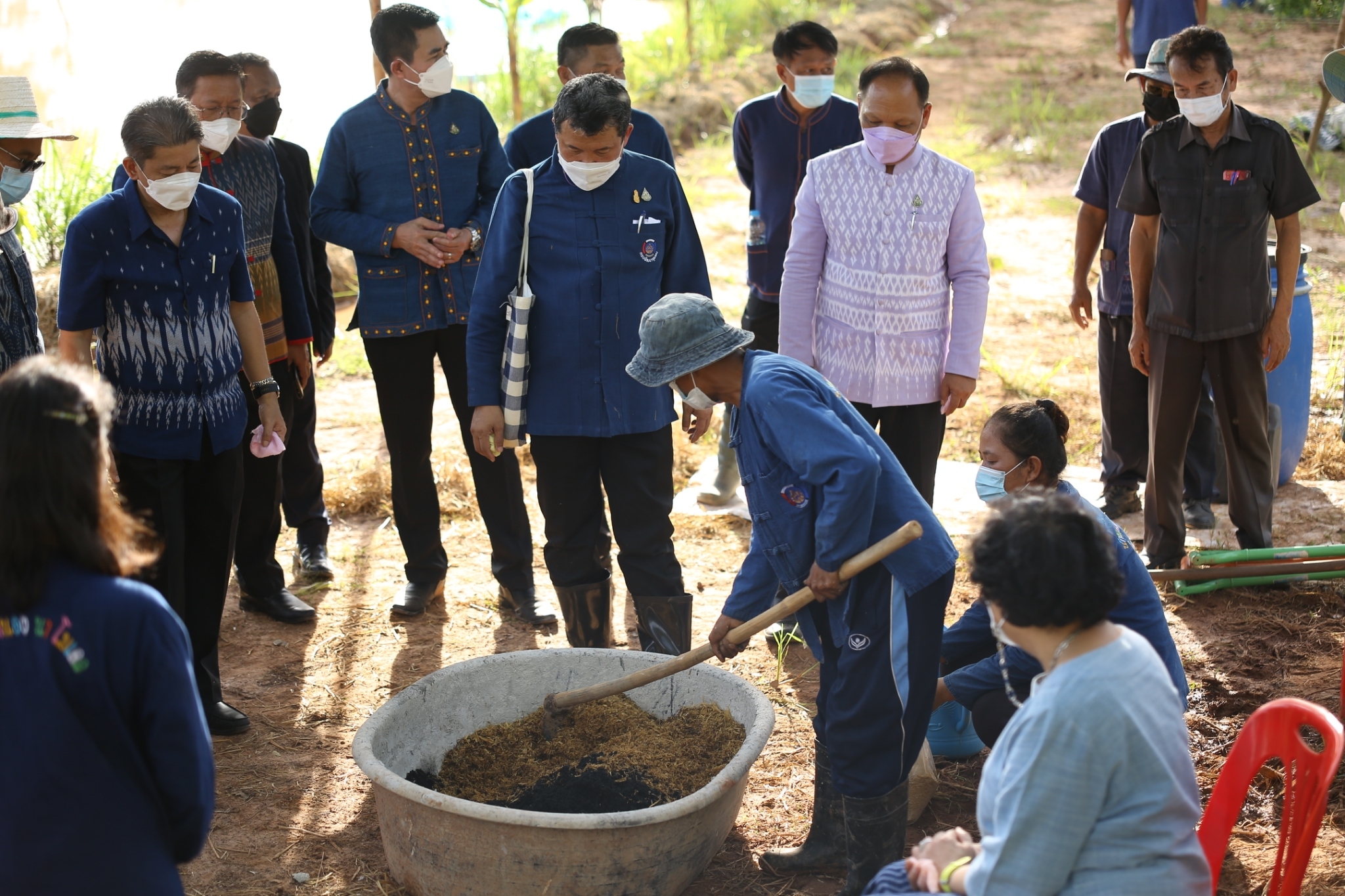 อธิบดี พช. และประธานสภาสตรีแห่งชาติ ในพระบรมราชินูปถัมภ์ เยี่ยมชมแปลง “โคก หนอง นา พช.” สกลนคร
