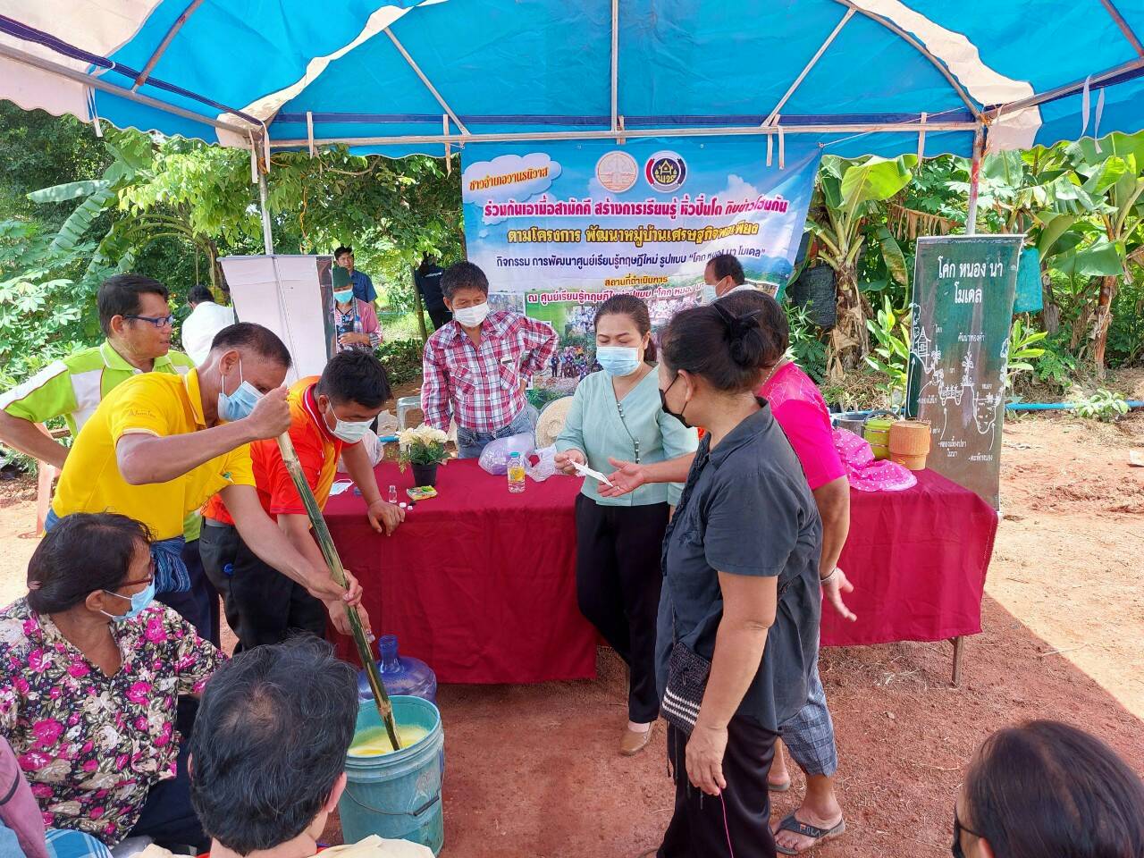 พช.วานรนิวาส : จัดกิจกรรมเอามื้อสามัคคี “โคก หนอง นา พช”