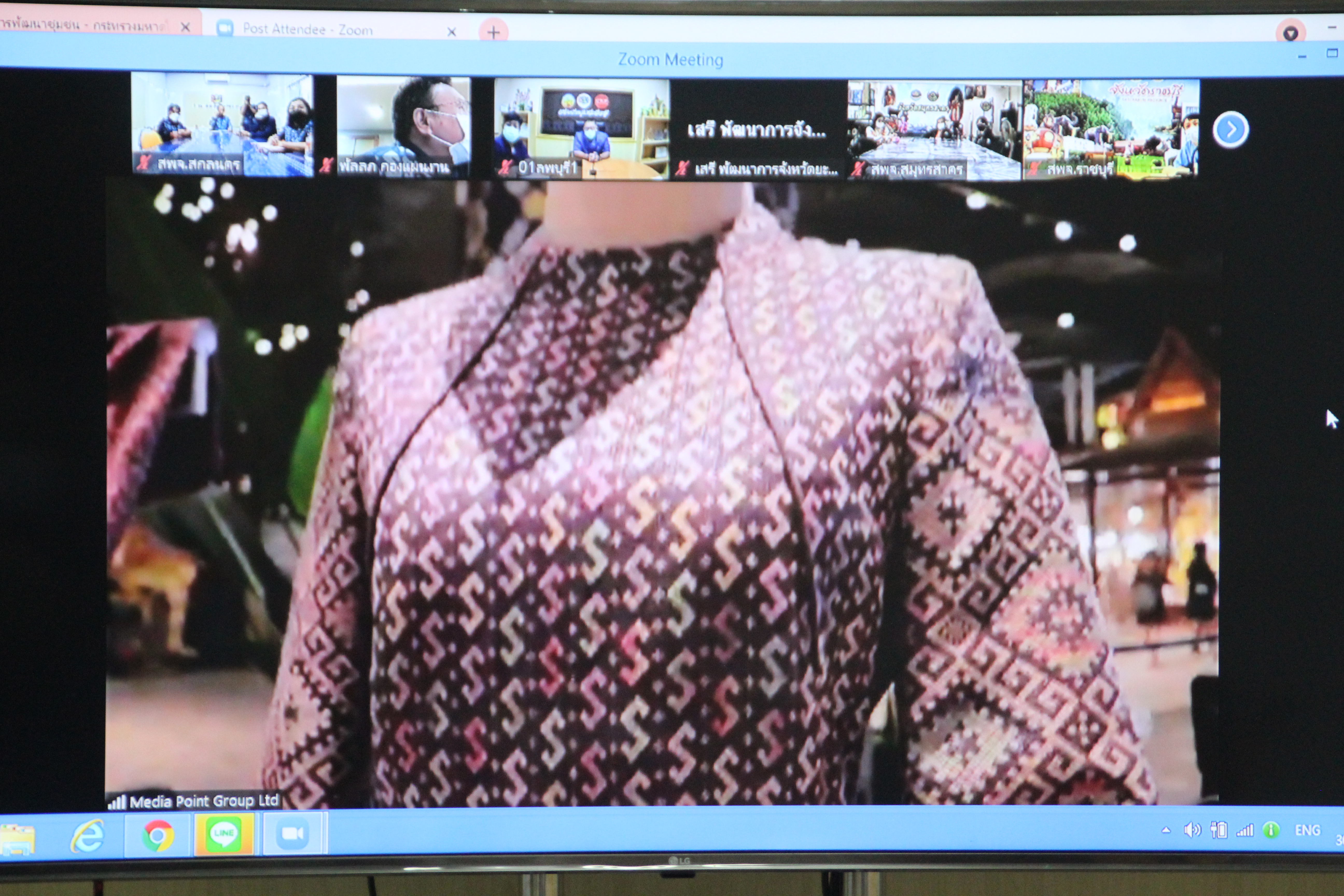 พช.สกลนคร : ร่วมพิธีเปิดงาน OTOP ศิลปาชีพประทีปไทย OTOP ก้าวไกลด้วยพระบารมี