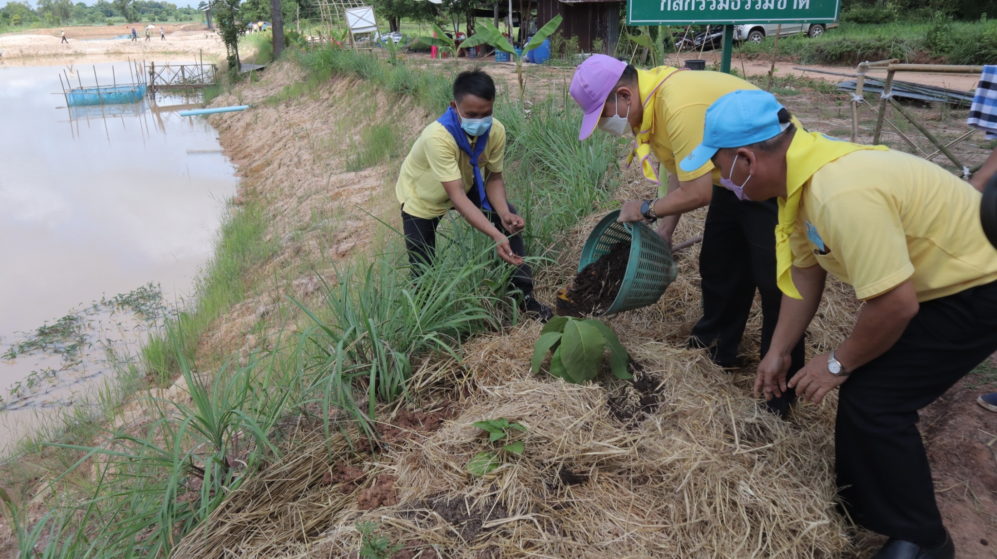 ผู้ว่าราชการจังหวัดสกลนคร เอามื้อสามัคคี CLM “โคก หนอง นา พัฒนาชุมชน”