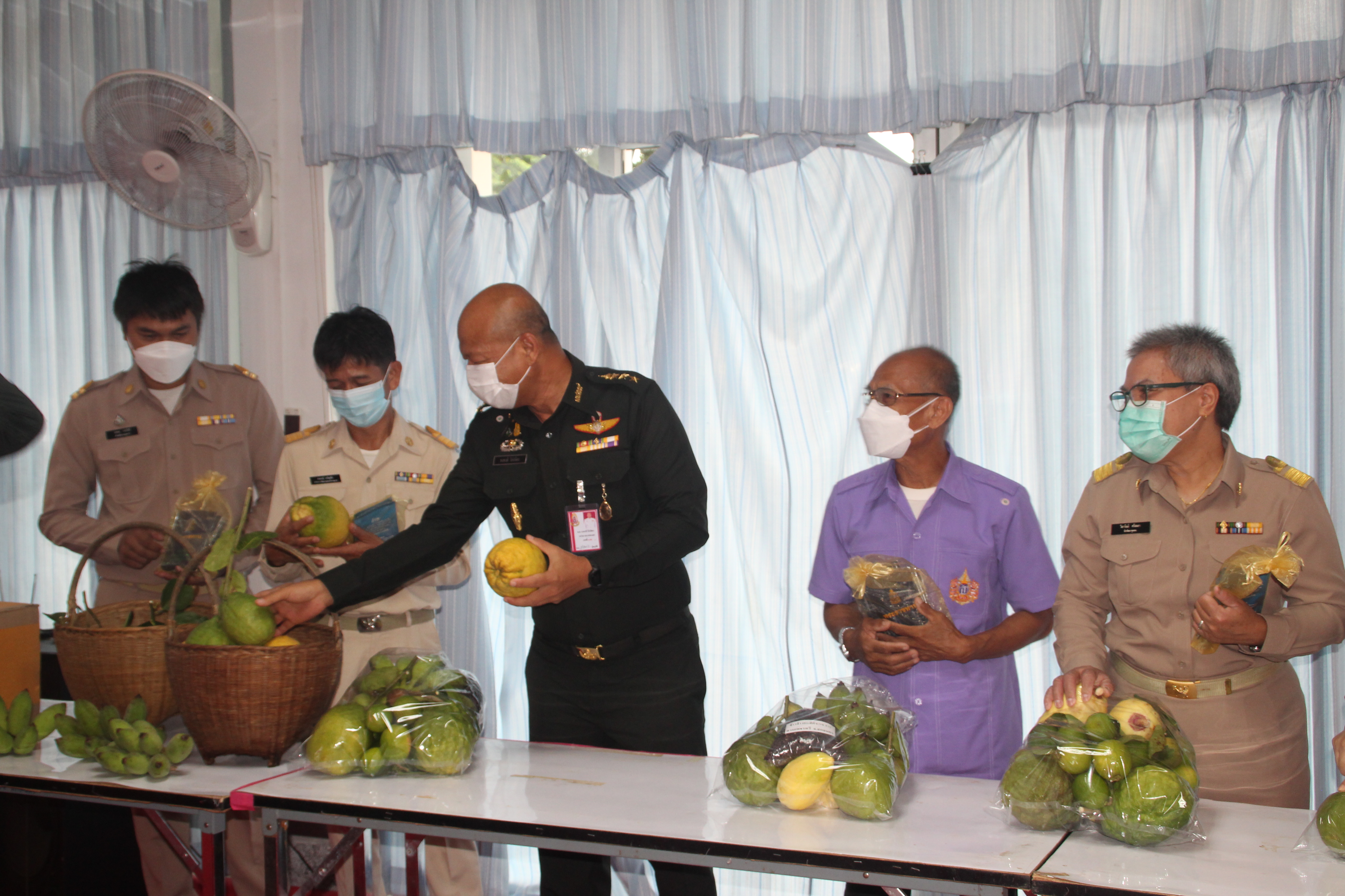 พช.สกลนคร : รับมอบเมล็ดพันธ์ผักพระราชทาน
